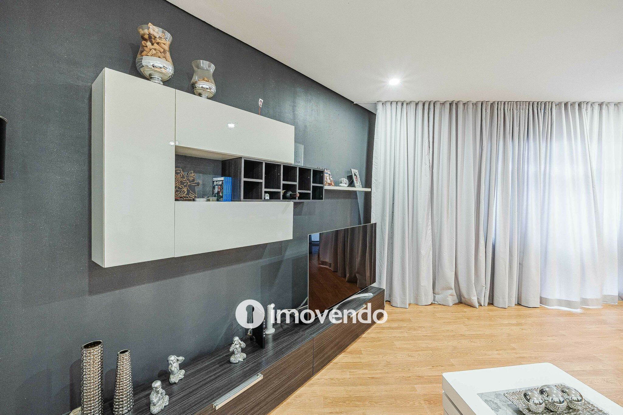 Apartamento T3+1, com áreas generosas, no Laranjeiro
