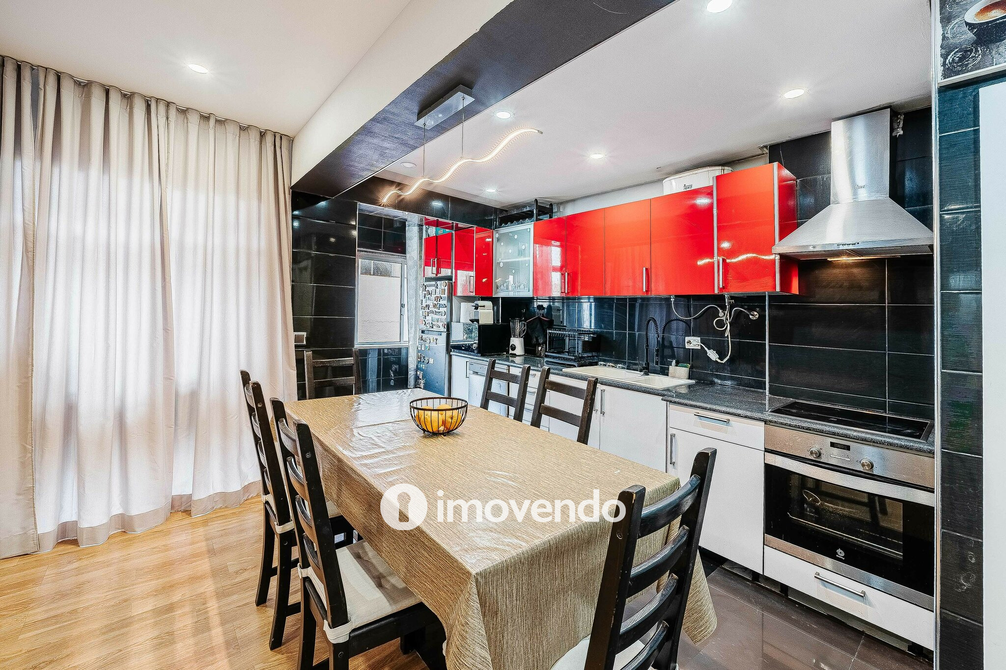 Apartamento T3+1, com áreas generosas, no Laranjeiro