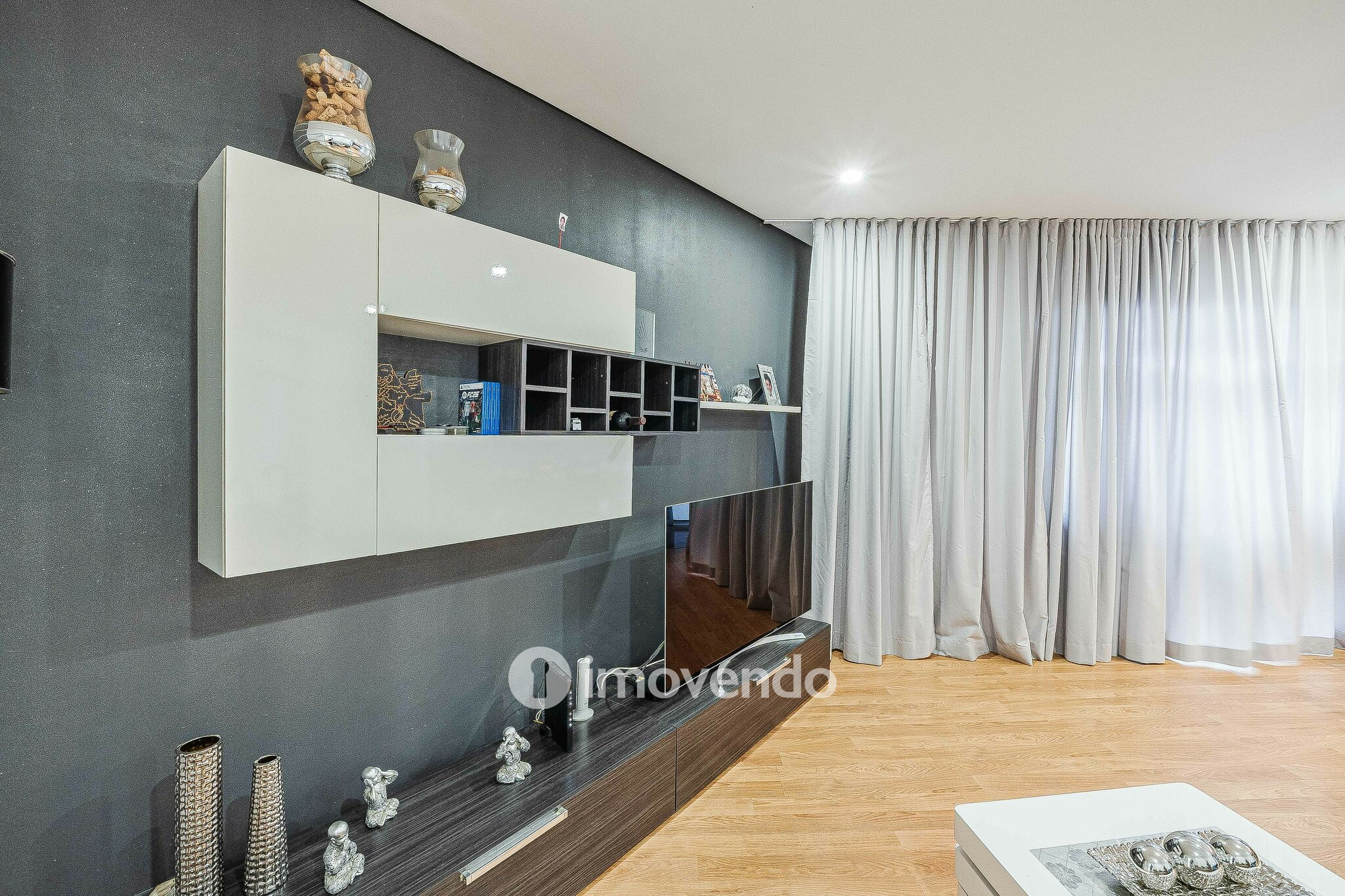 Apartamento T3+1, com áreas generosas, no Laranjeiro