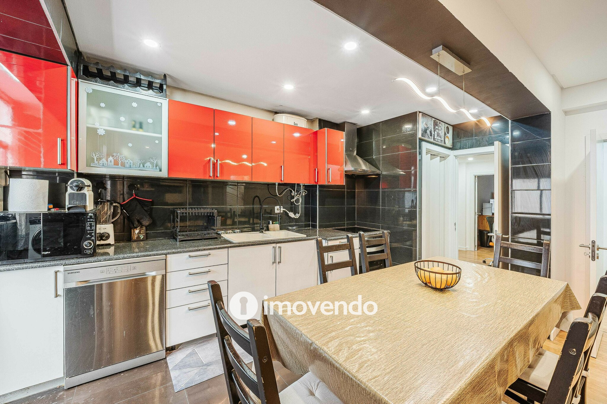 Apartamento T3+1, com áreas generosas, no Laranjeiro