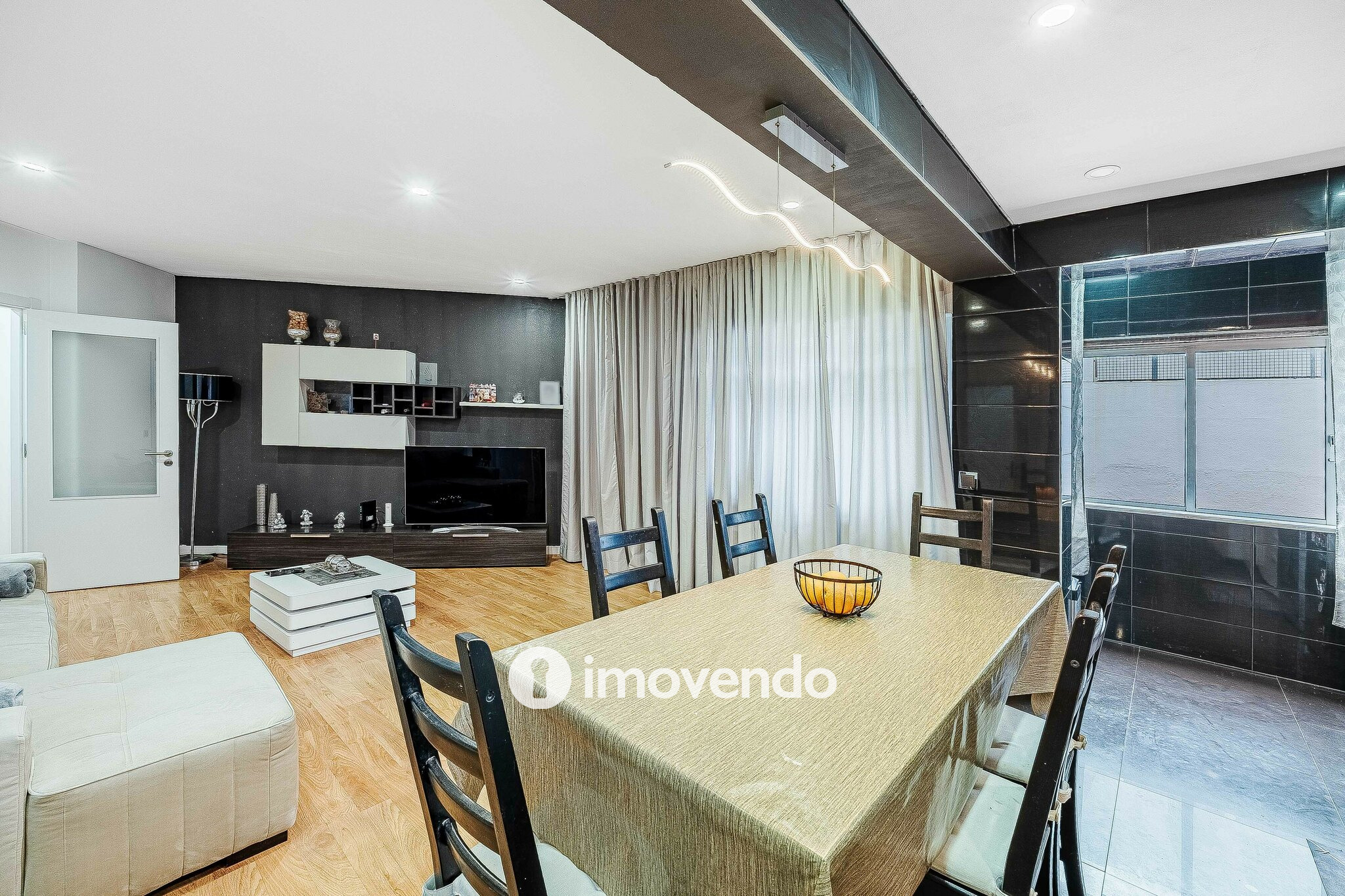 Apartamento T3+1, com áreas generosas, no Laranjeiro