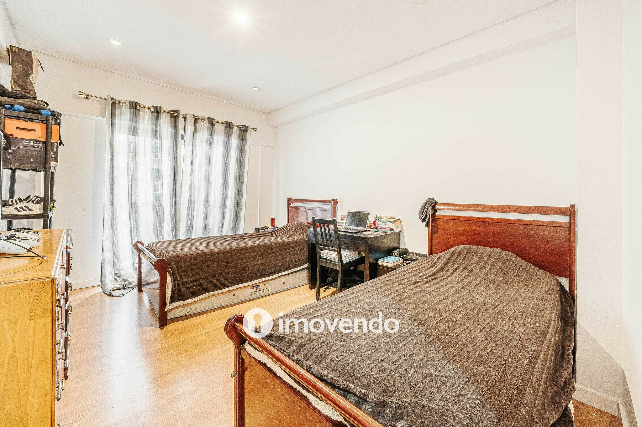 Apartamento T3+1, com áreas generosas, no Laranjeiro