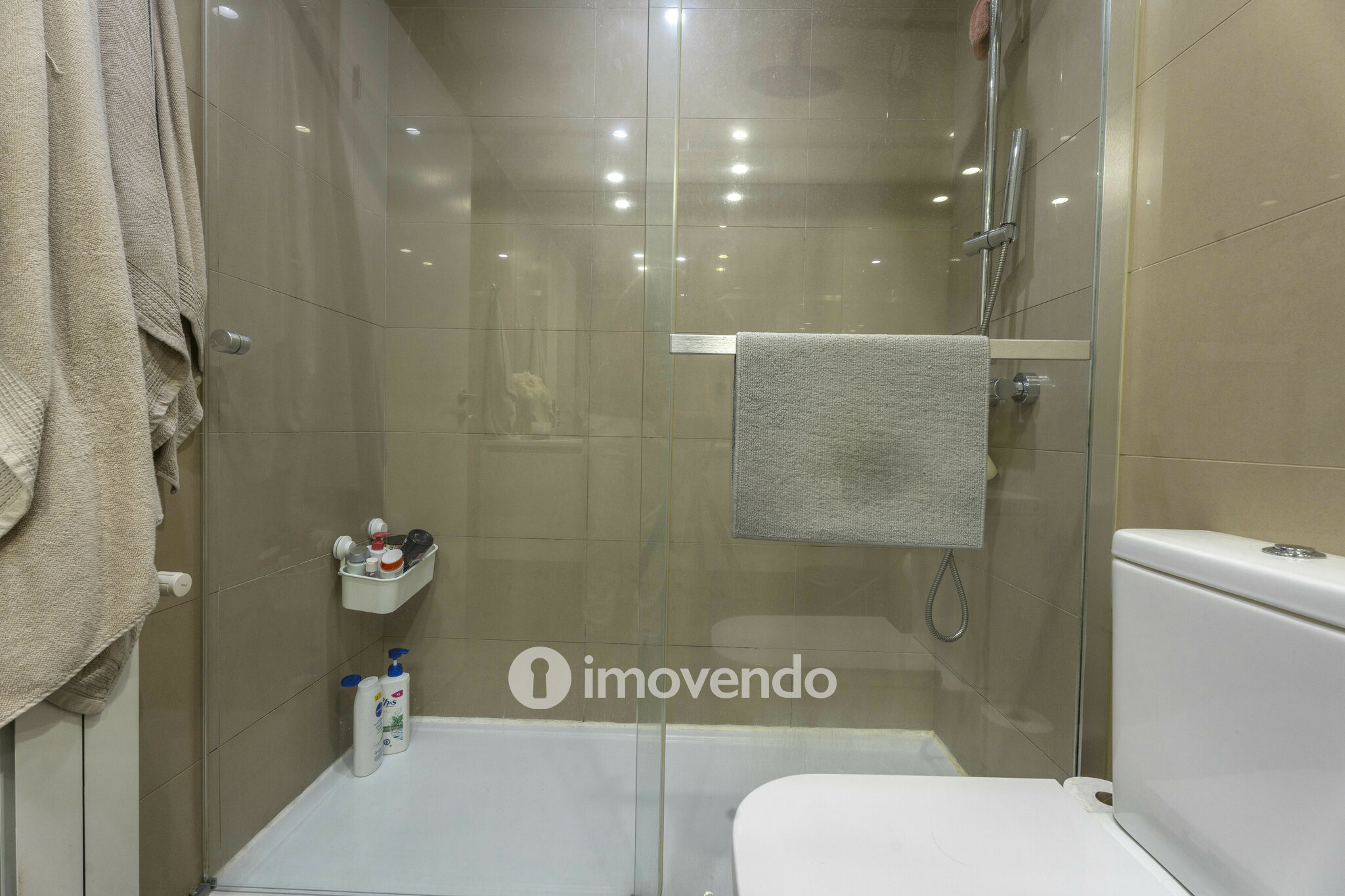 Apartamento T3 moderno, com estacionamento, na Foz do Douro