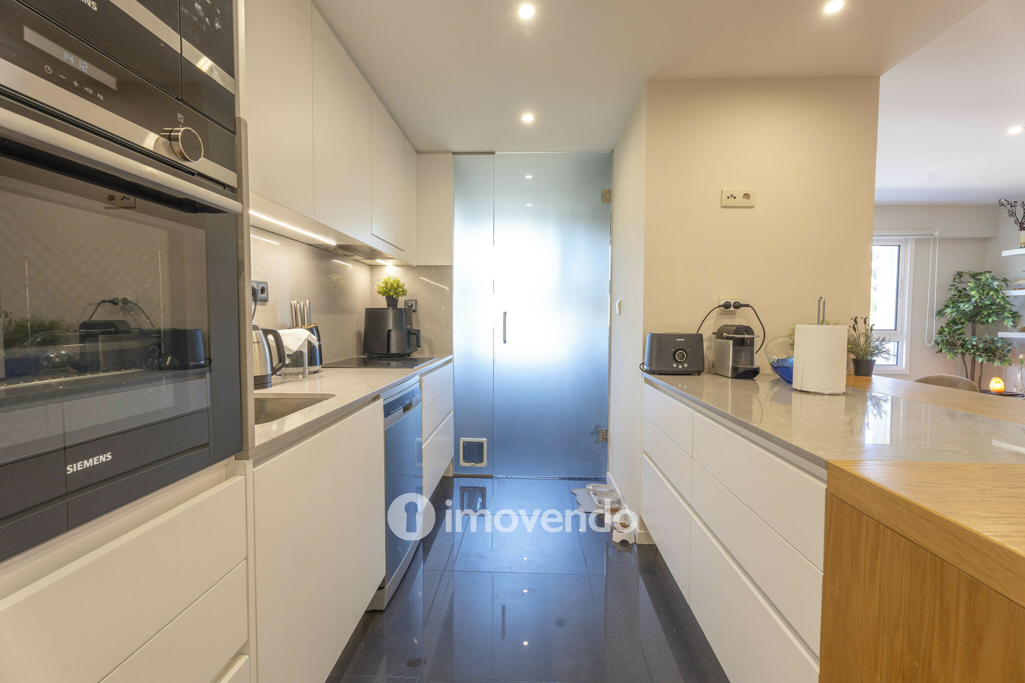 Apartamento T3 moderno, com estacionamento, na Foz do Douro