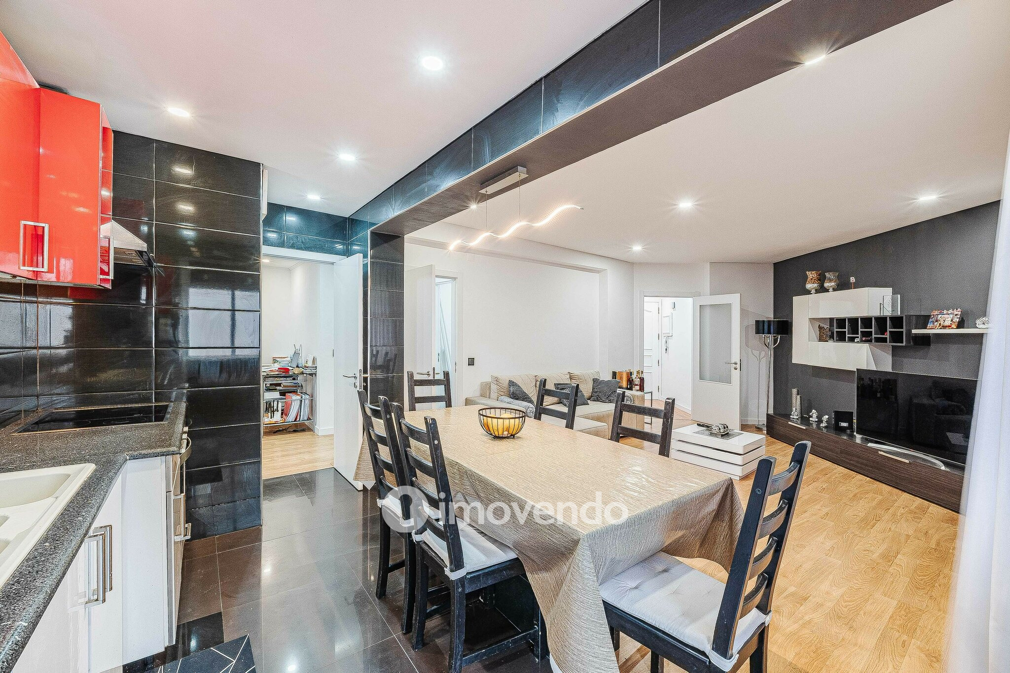 Apartamento T3+1, com áreas generosas, no Laranjeiro