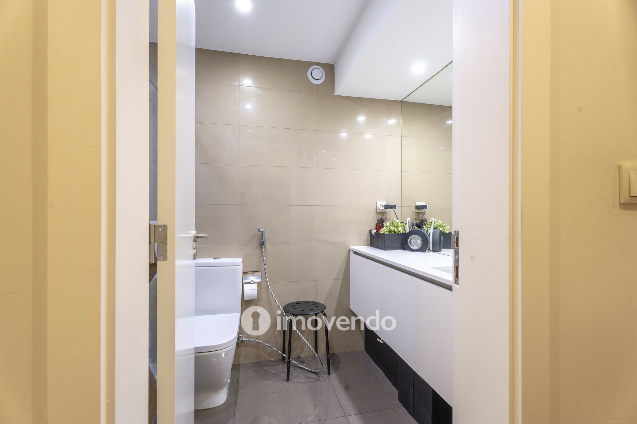 Apartamento T3 moderno, com estacionamento, na Foz do Douro