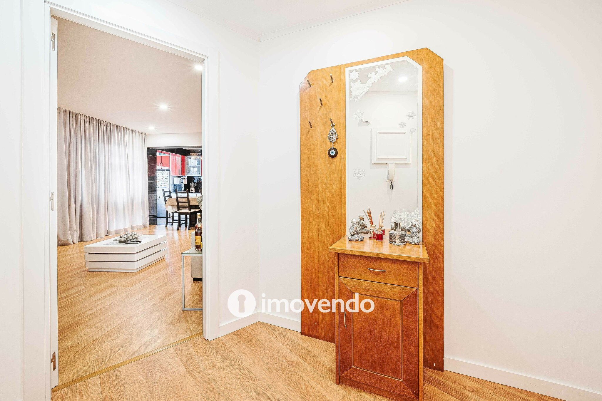 Apartamento T3+1, com áreas generosas, no Laranjeiro