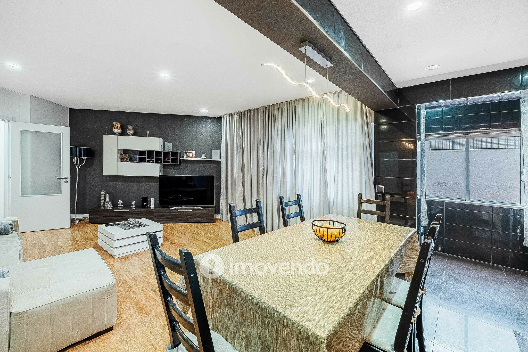 Apartamento T3+1, com áreas generosas, no Laranjeiro