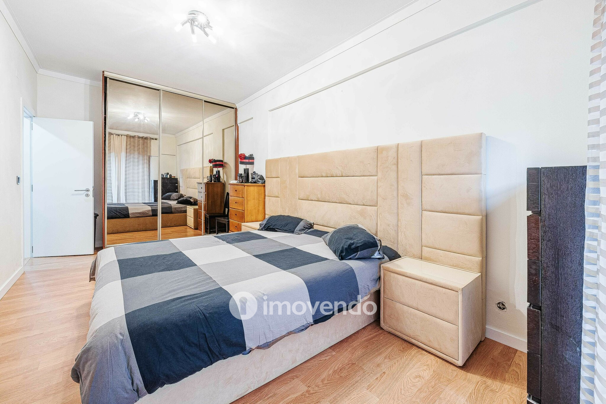 Apartamento T3+1, com áreas generosas, no Laranjeiro