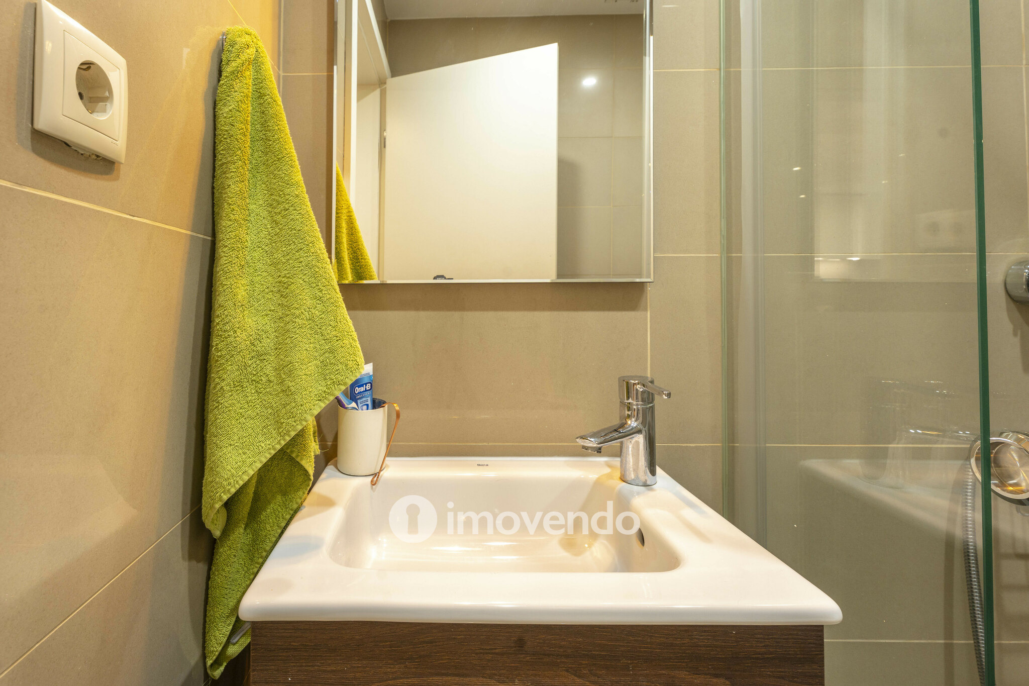 Apartamento T3 moderno, com estacionamento, na Foz do Douro