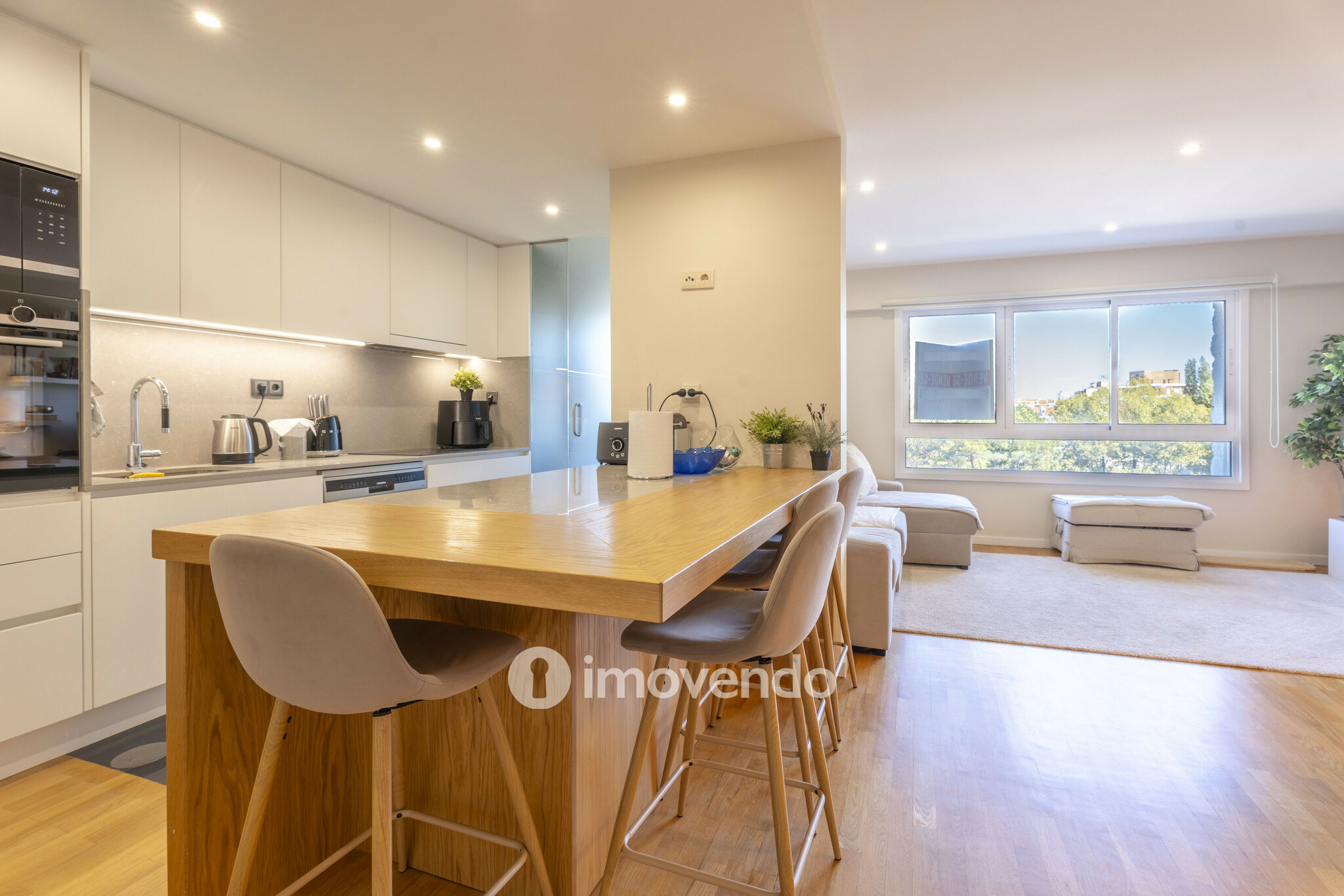 Apartamento T3 moderno, com estacionamento, na Foz do Douro