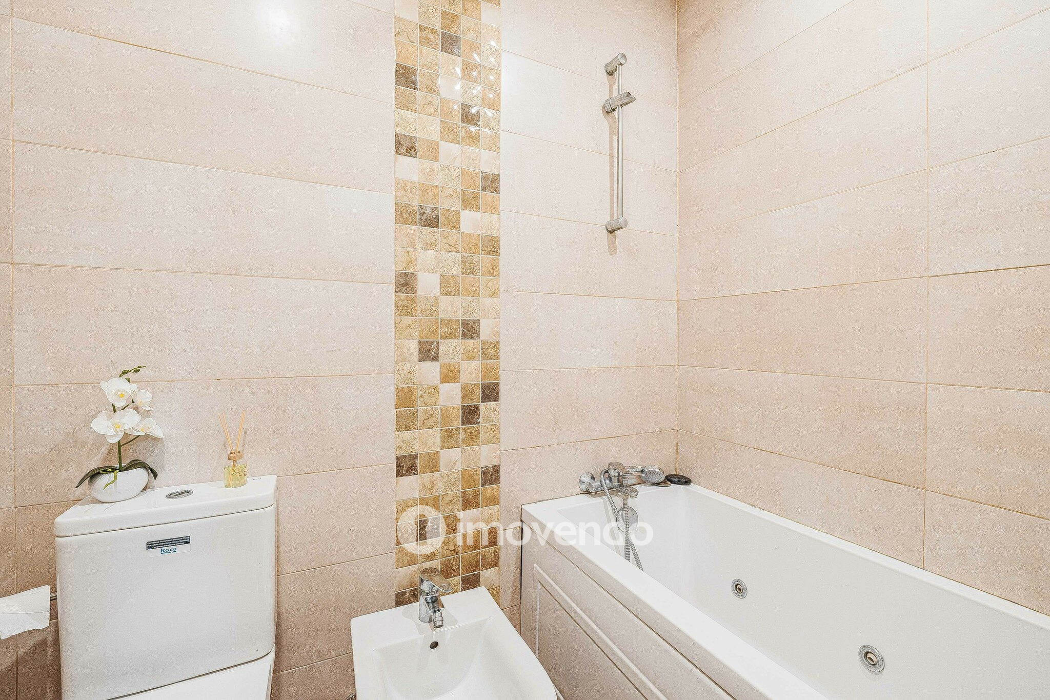 Apartamento T3+1, com áreas generosas, no Laranjeiro