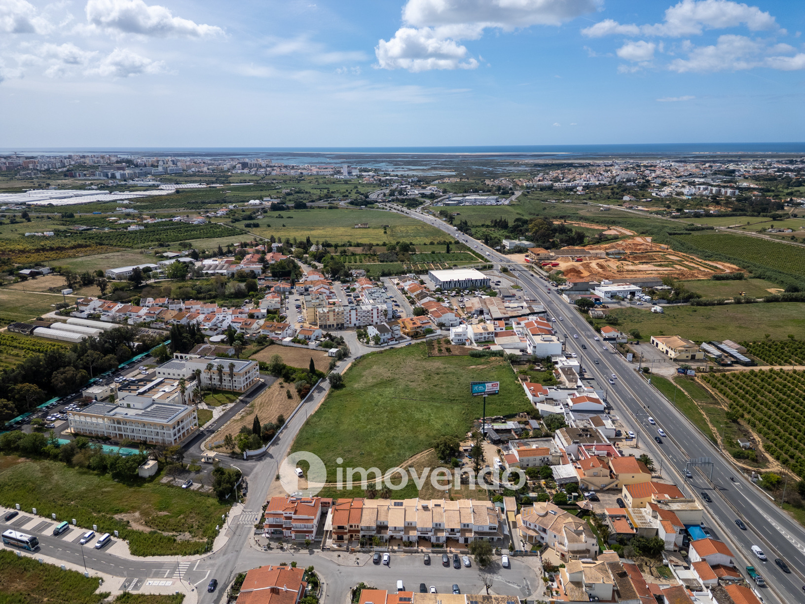 Moradia T4, com áreas amplas e jardim, em Faro