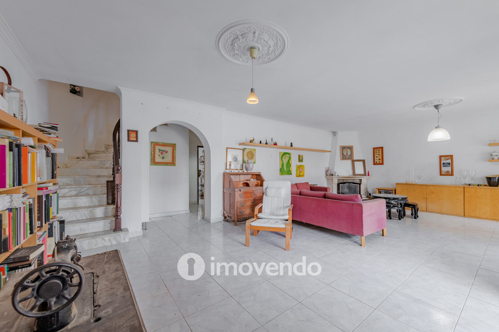 Moradia T4, com áreas amplas e jardim, em Faro