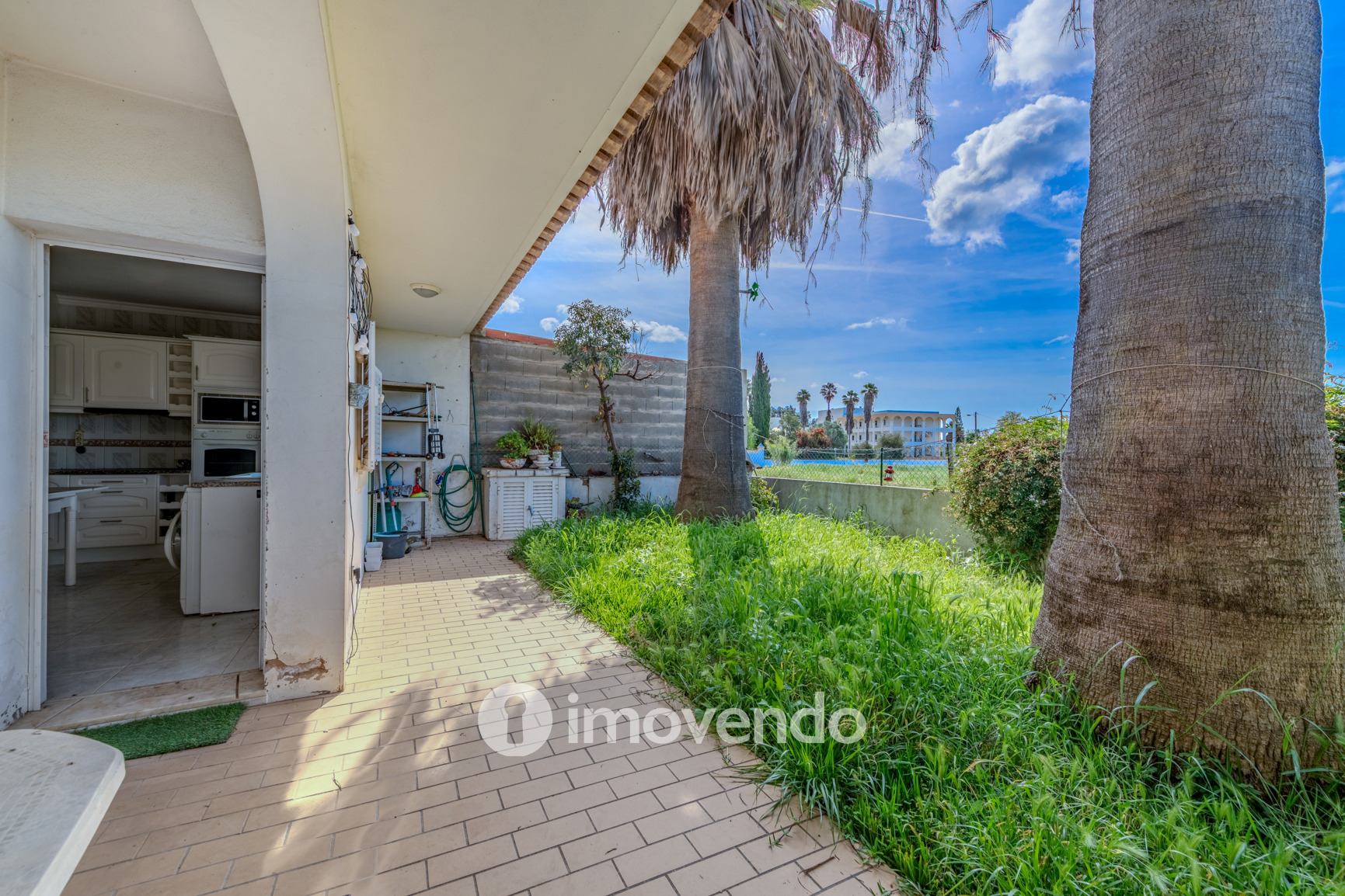 Moradia T4, com áreas amplas e jardim, em Faro