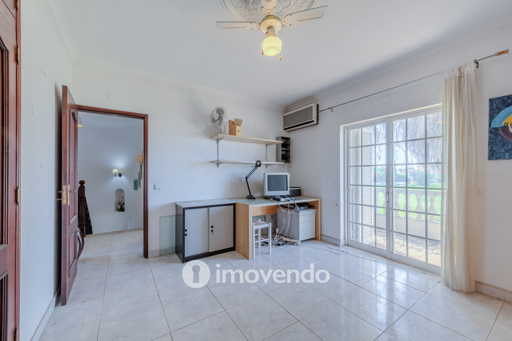 Moradia T4, com áreas amplas e jardim, em Faro
