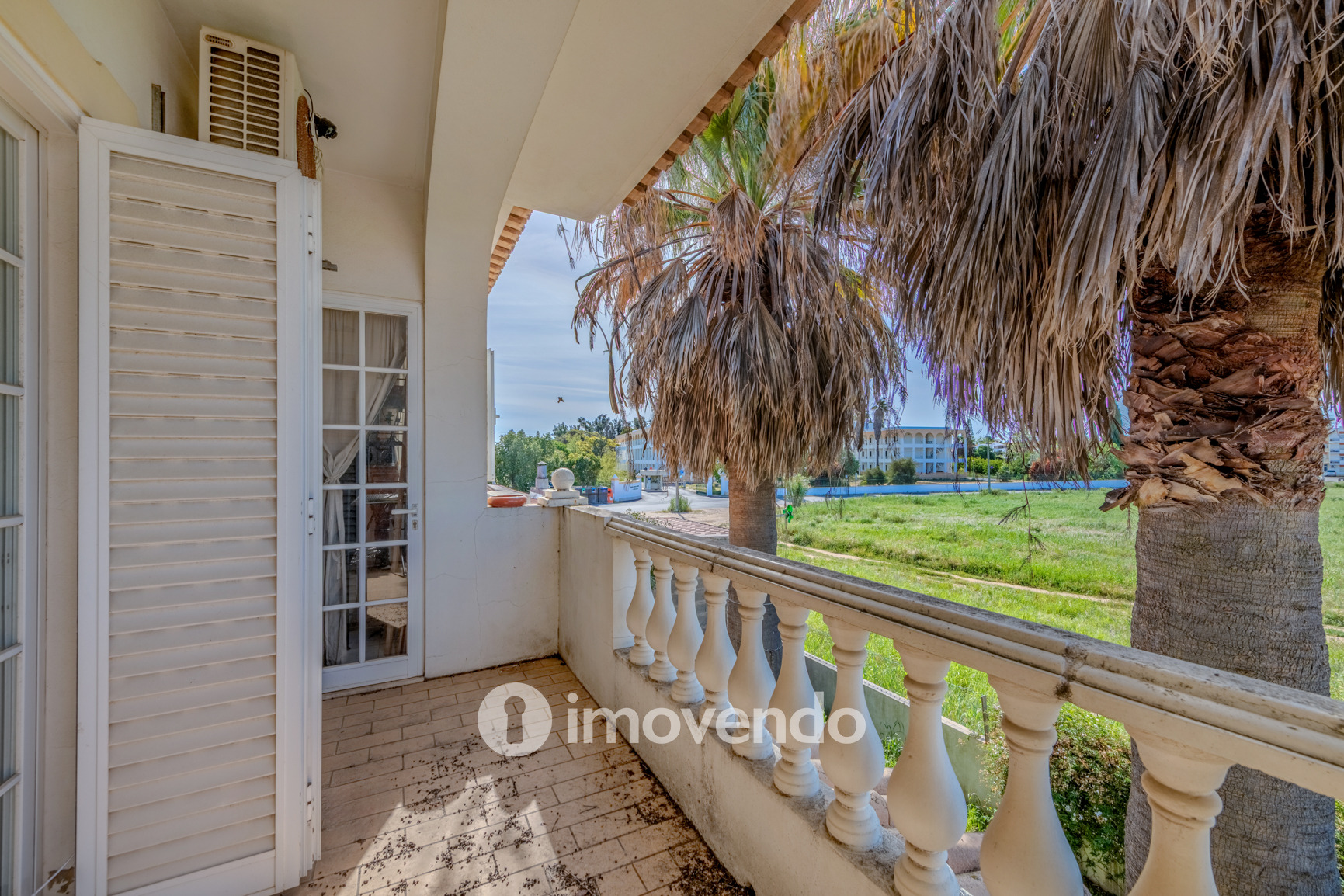 Moradia T4, com áreas amplas e jardim, em Faro