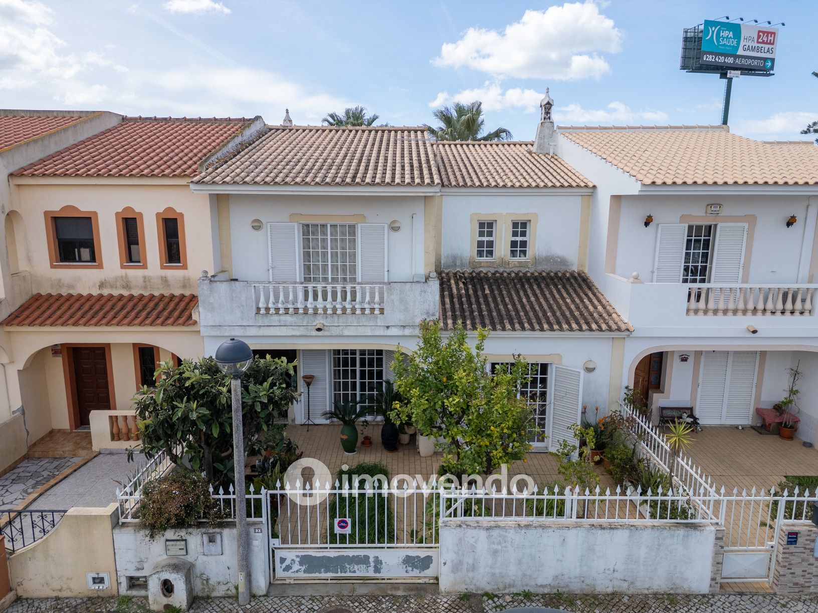 Moradia T4, com áreas amplas e jardim, em Faro