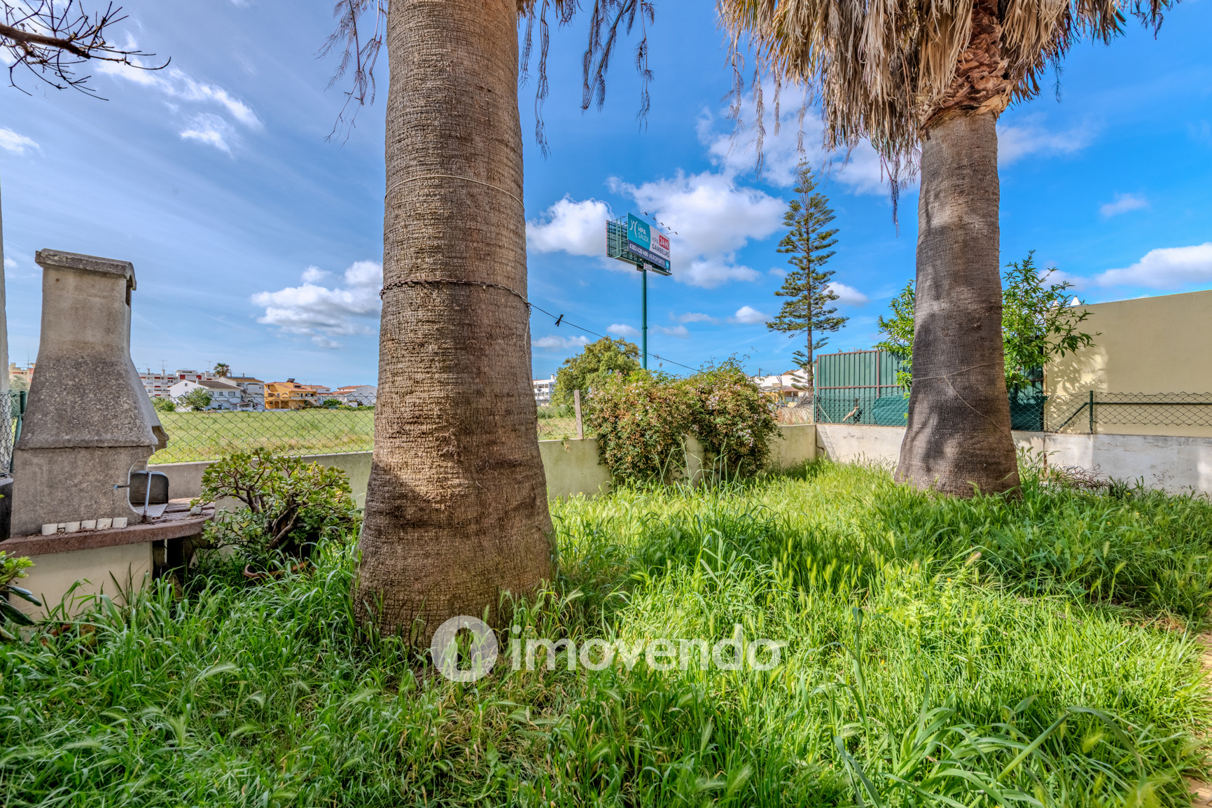 Moradia T4, com áreas amplas e jardim, em Faro
