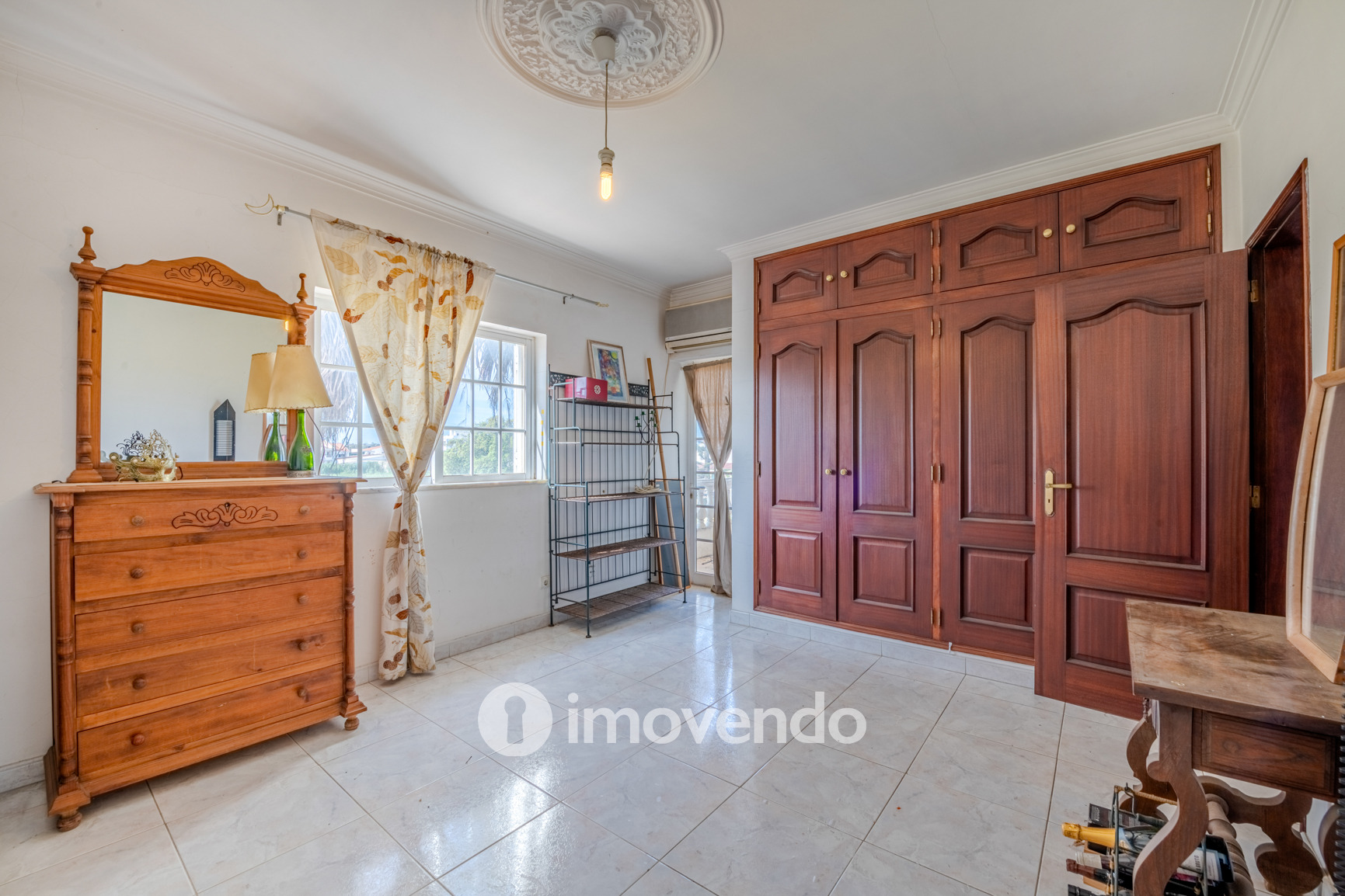 Moradia T4, com áreas amplas e jardim, em Faro