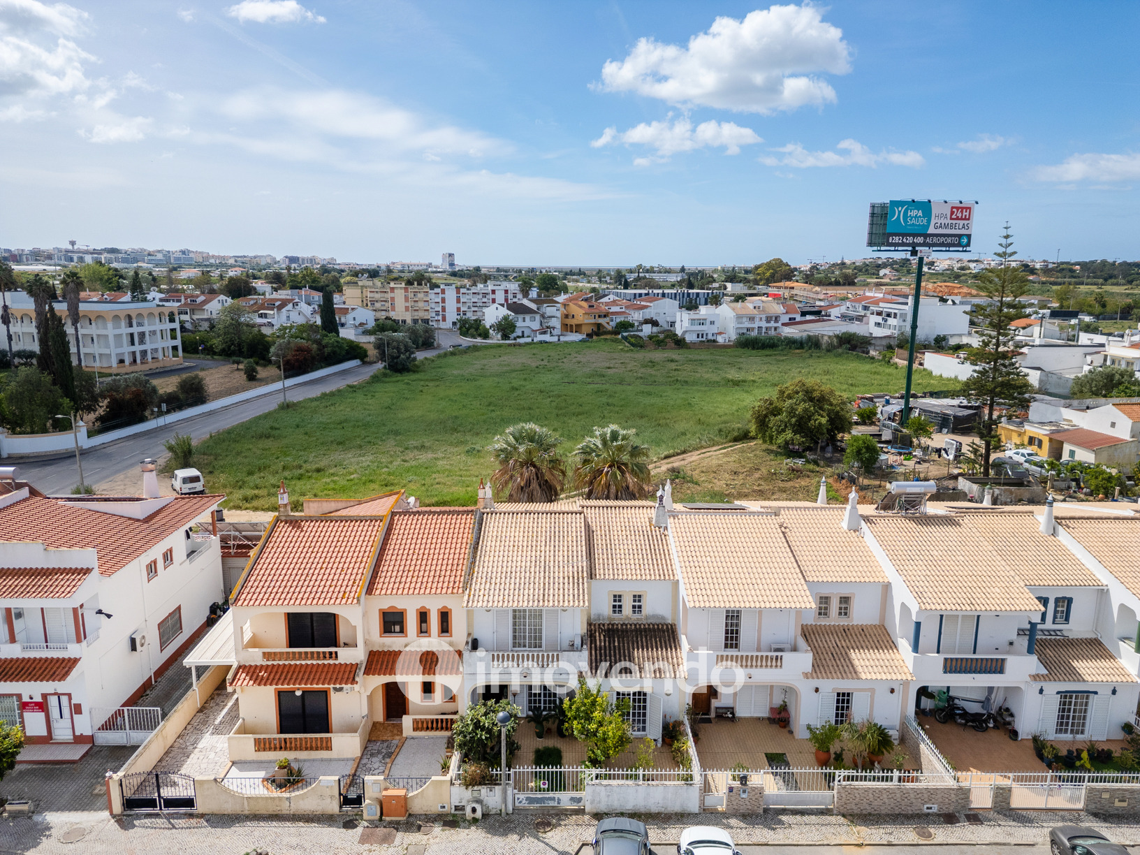 Moradia T4, com áreas amplas e jardim, em Faro