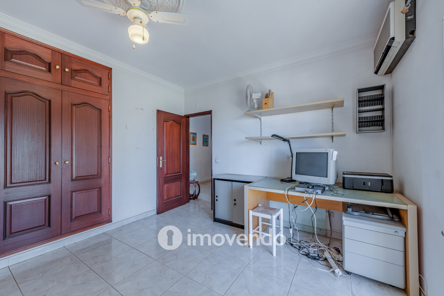Moradia T4, com áreas amplas e jardim, em Faro