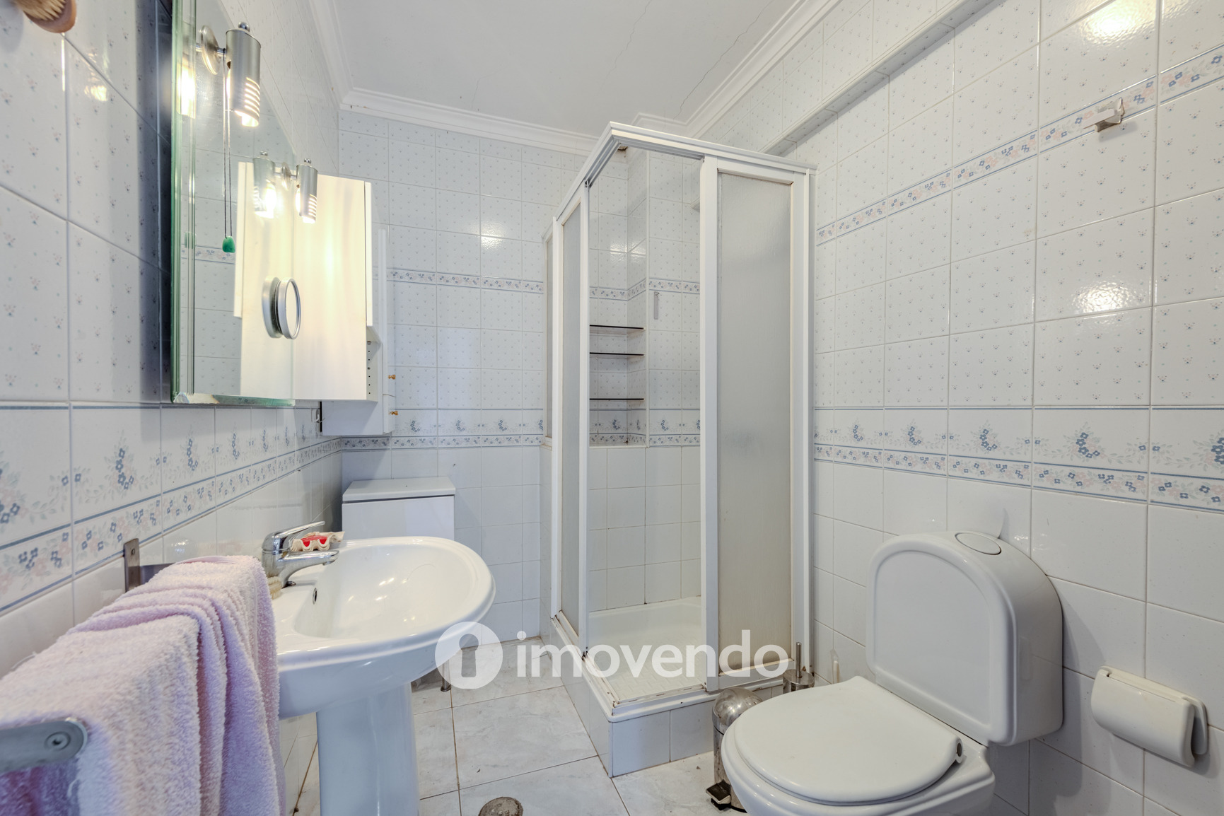 Moradia T4, com áreas amplas e jardim, em Faro