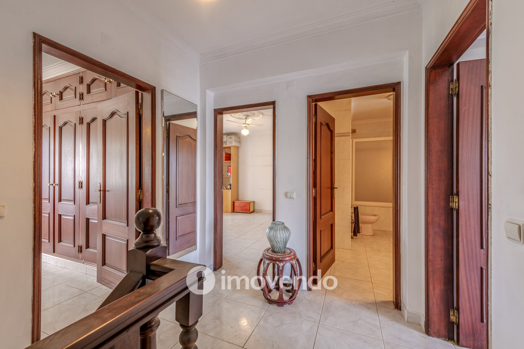 Moradia T4, com áreas amplas e jardim, em Faro