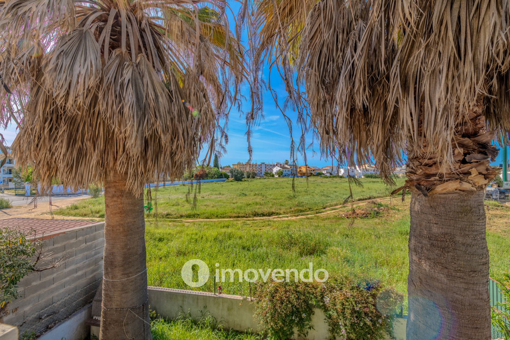 Moradia T4, com áreas amplas e jardim, em Faro