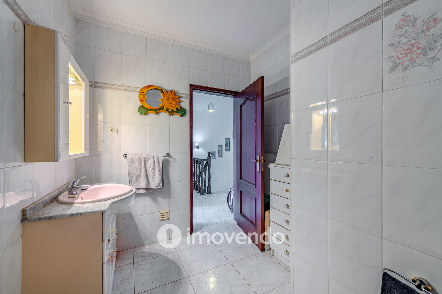 Moradia T4, com áreas amplas e jardim, em Faro