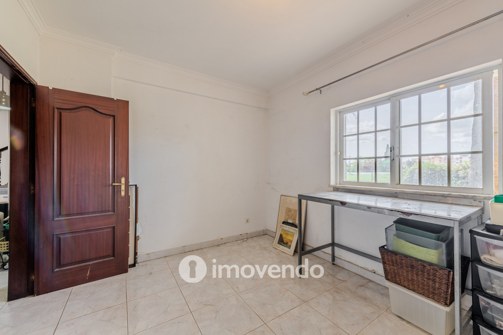 Moradia T4, com áreas amplas e jardim, em Faro