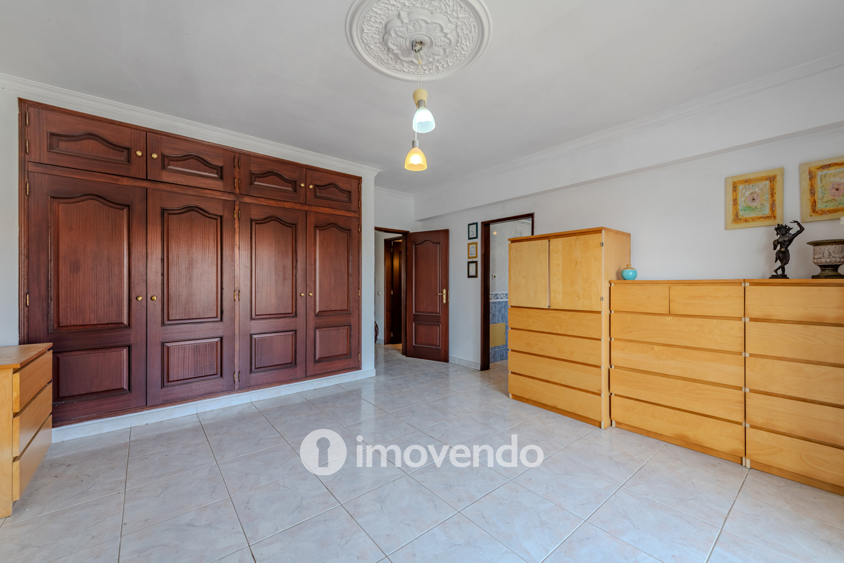 Moradia T4, com áreas amplas e jardim, em Faro