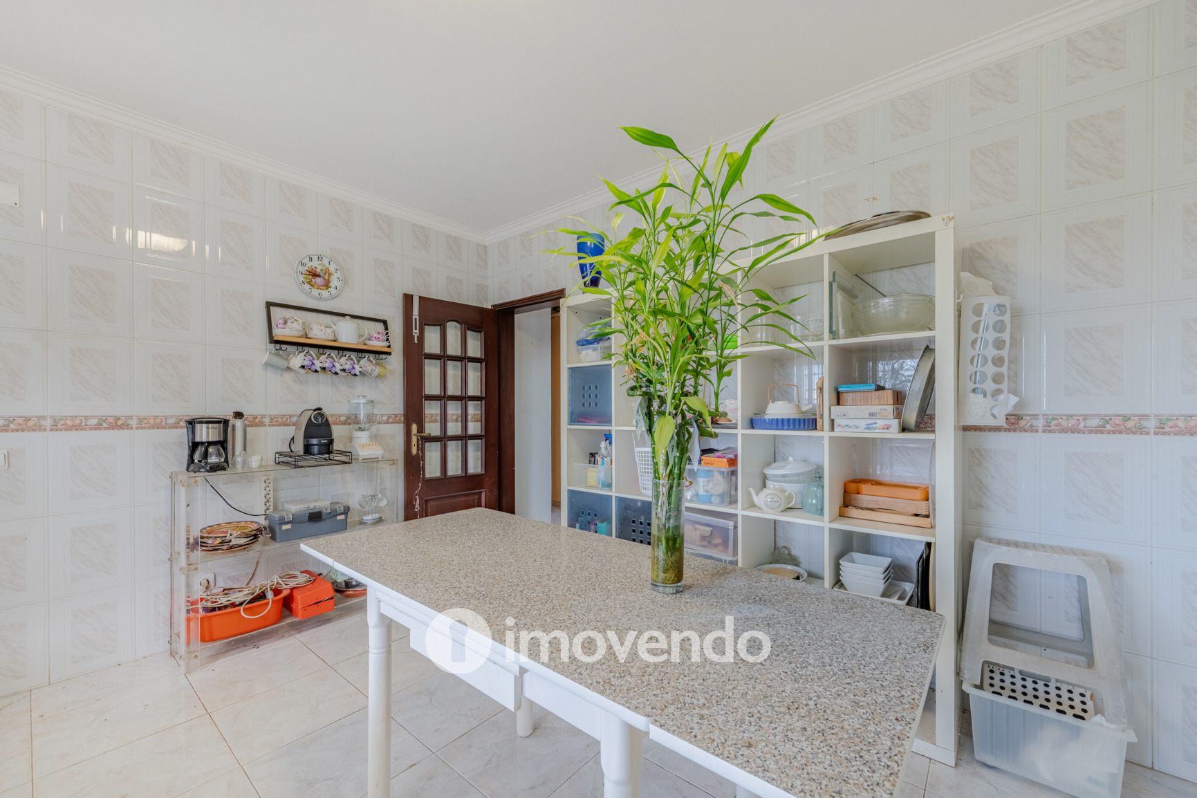 Moradia T4, com áreas amplas e jardim, em Faro