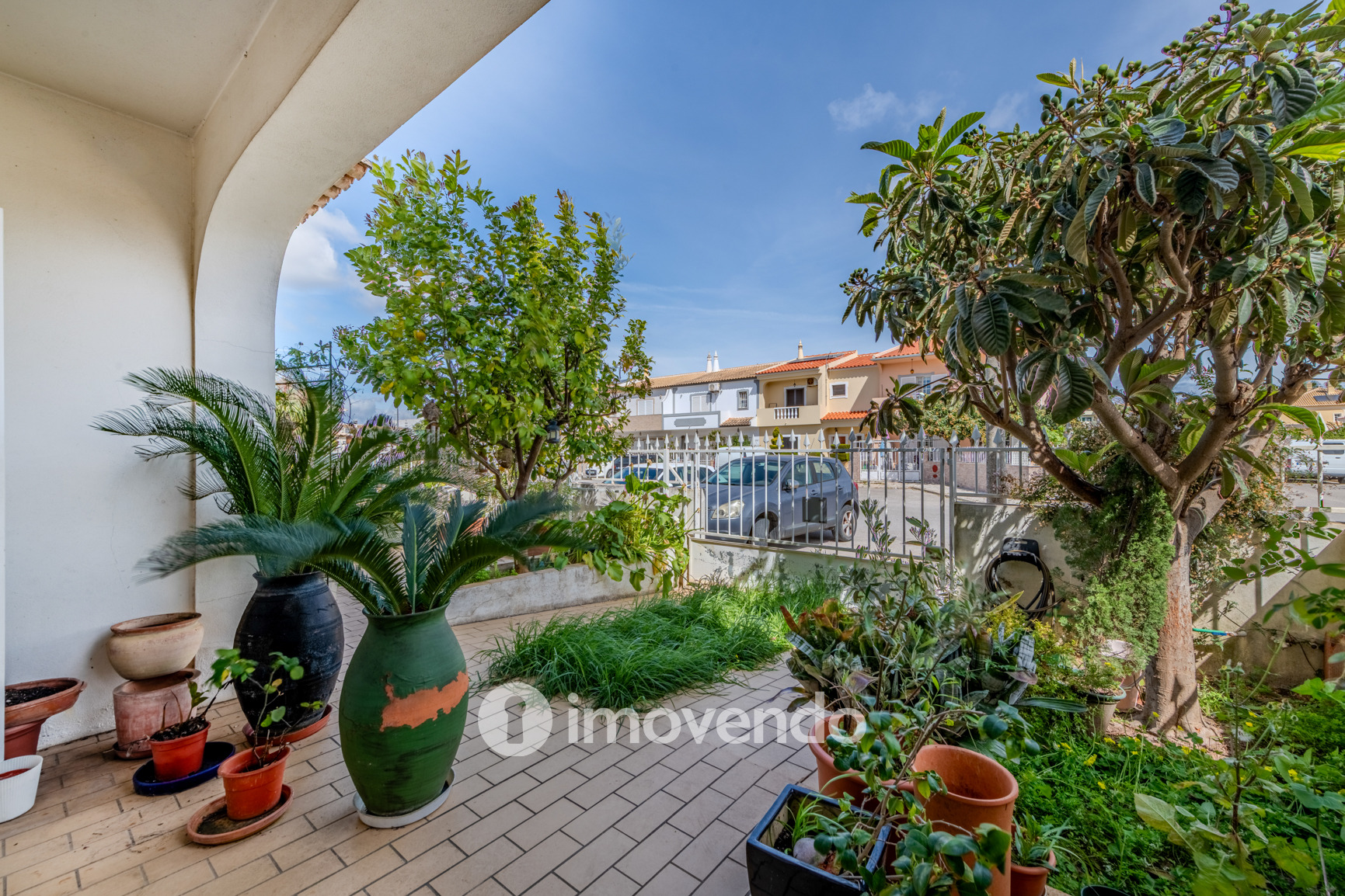 Moradia T4, com áreas amplas e jardim, em Faro