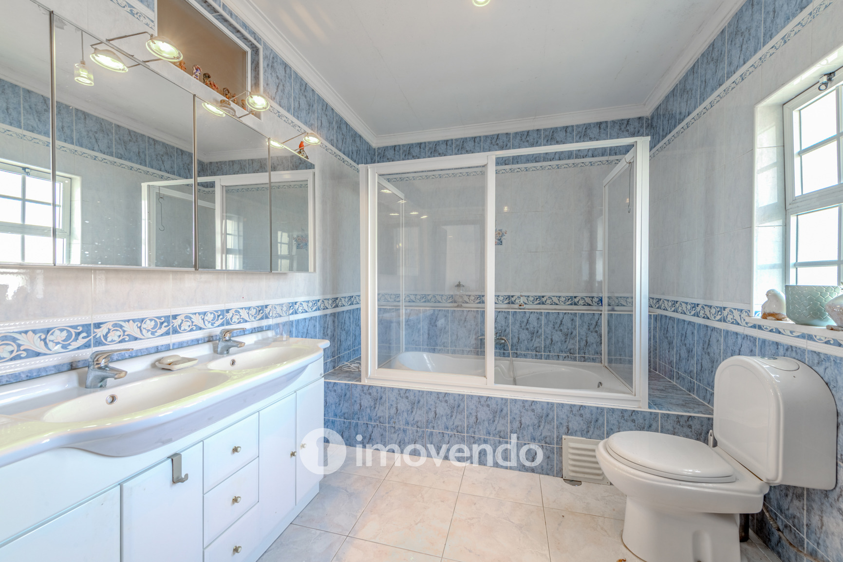 Moradia T4, com áreas amplas e jardim, em Faro