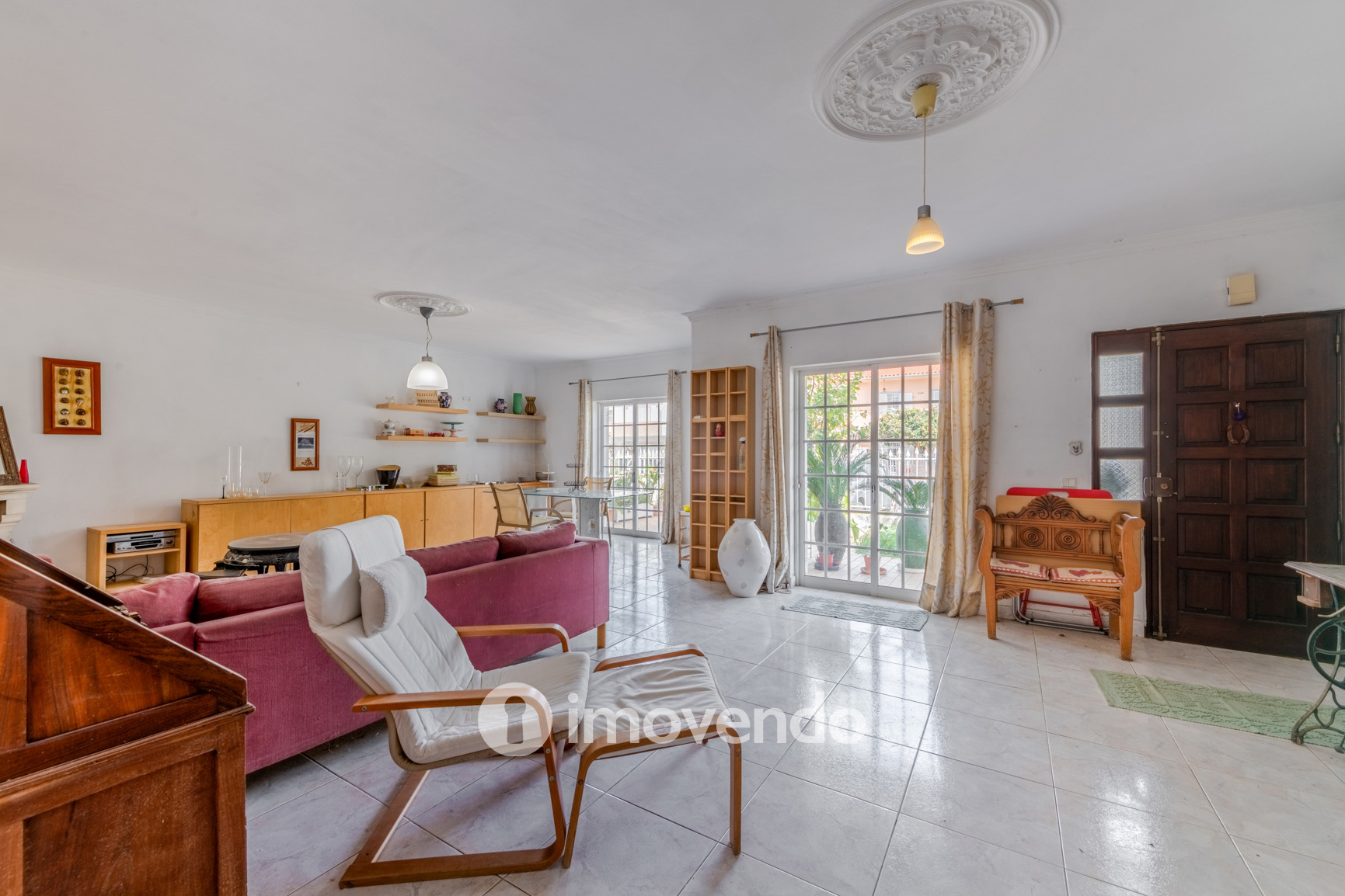 Moradia T4, com áreas amplas e jardim, em Faro