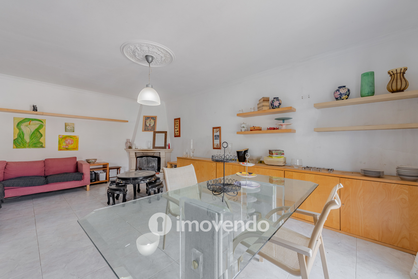 Moradia T4, com áreas amplas e jardim, em Faro