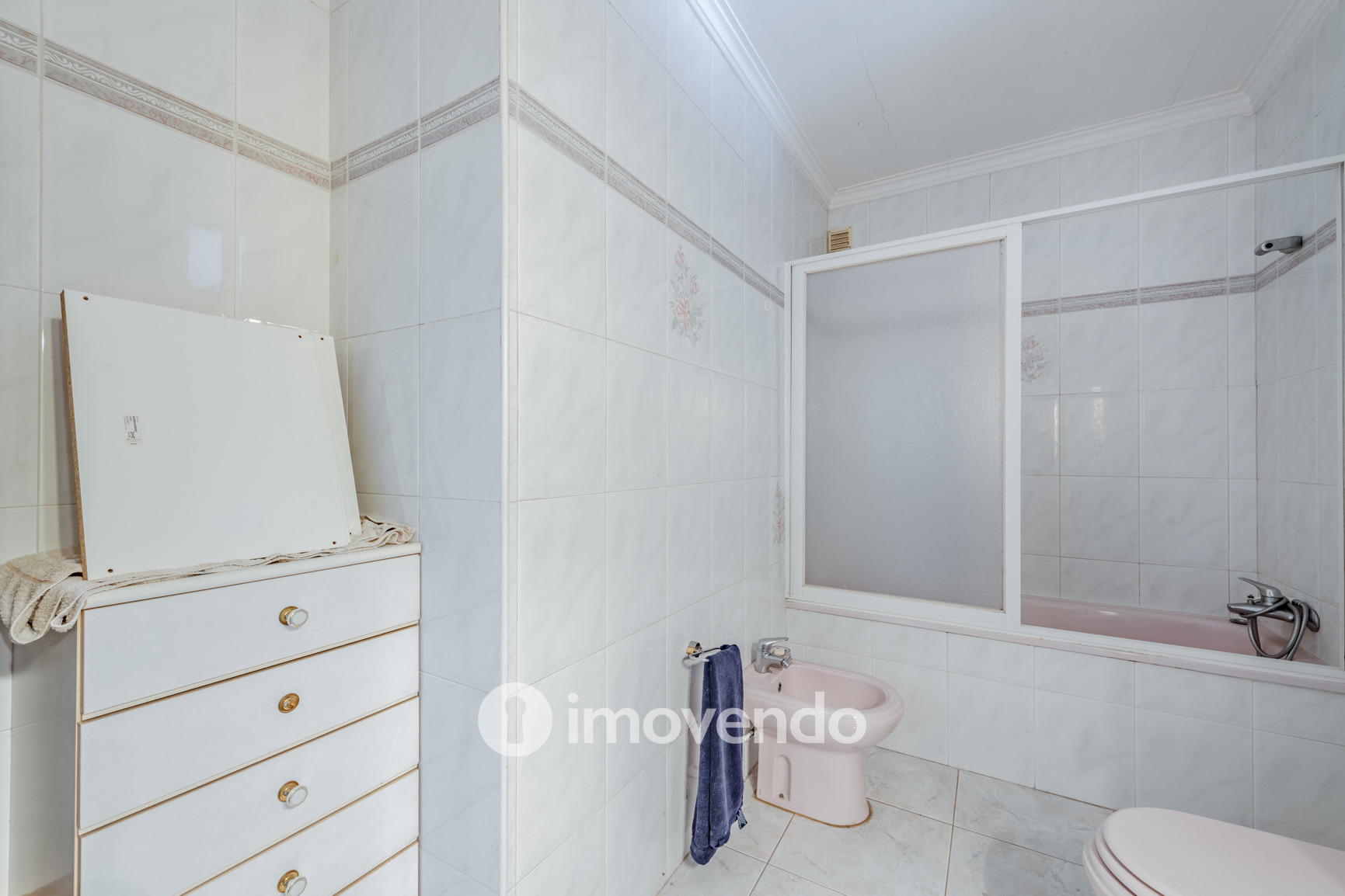 Moradia T4, com áreas amplas e jardim, em Faro