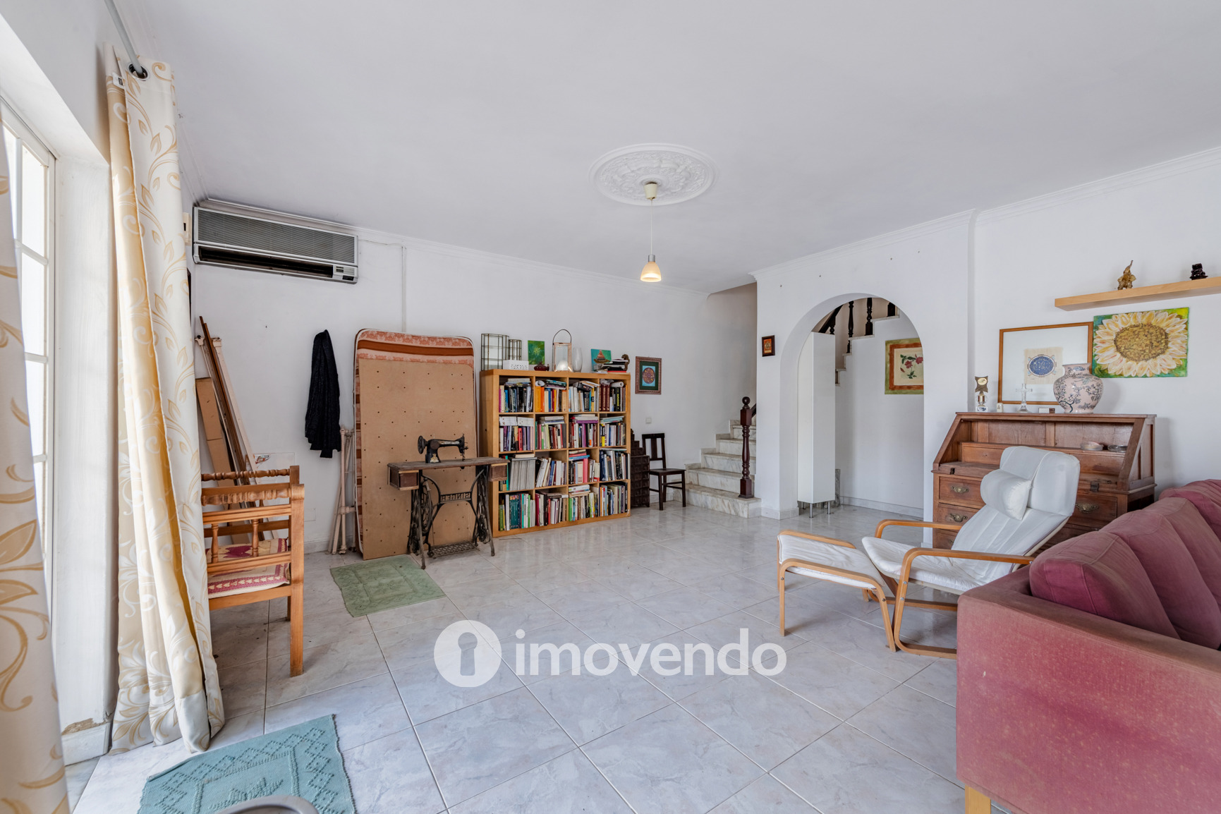 Moradia T4, com áreas amplas e jardim, em Faro