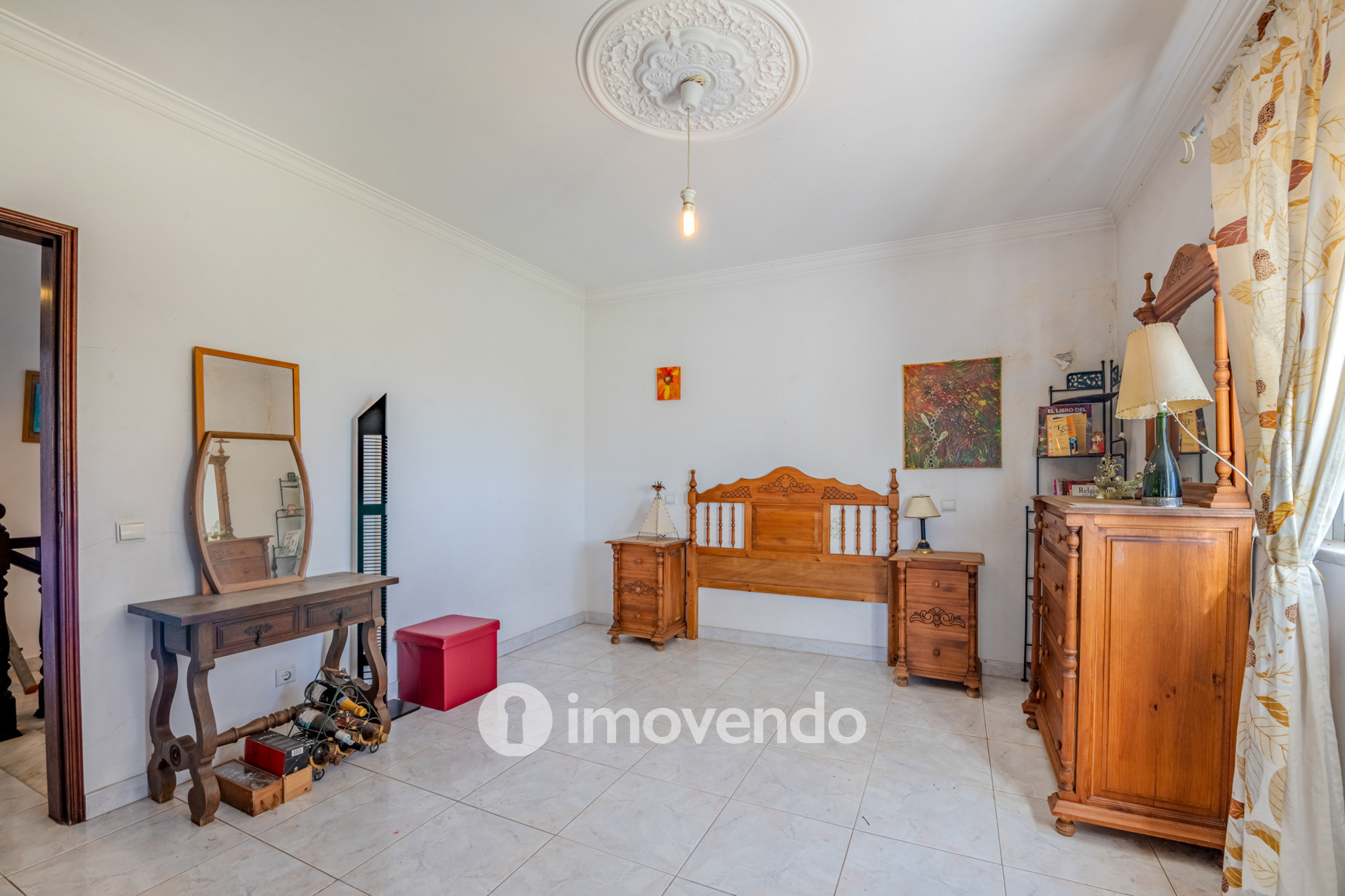 Moradia T4, com áreas amplas e jardim, em Faro