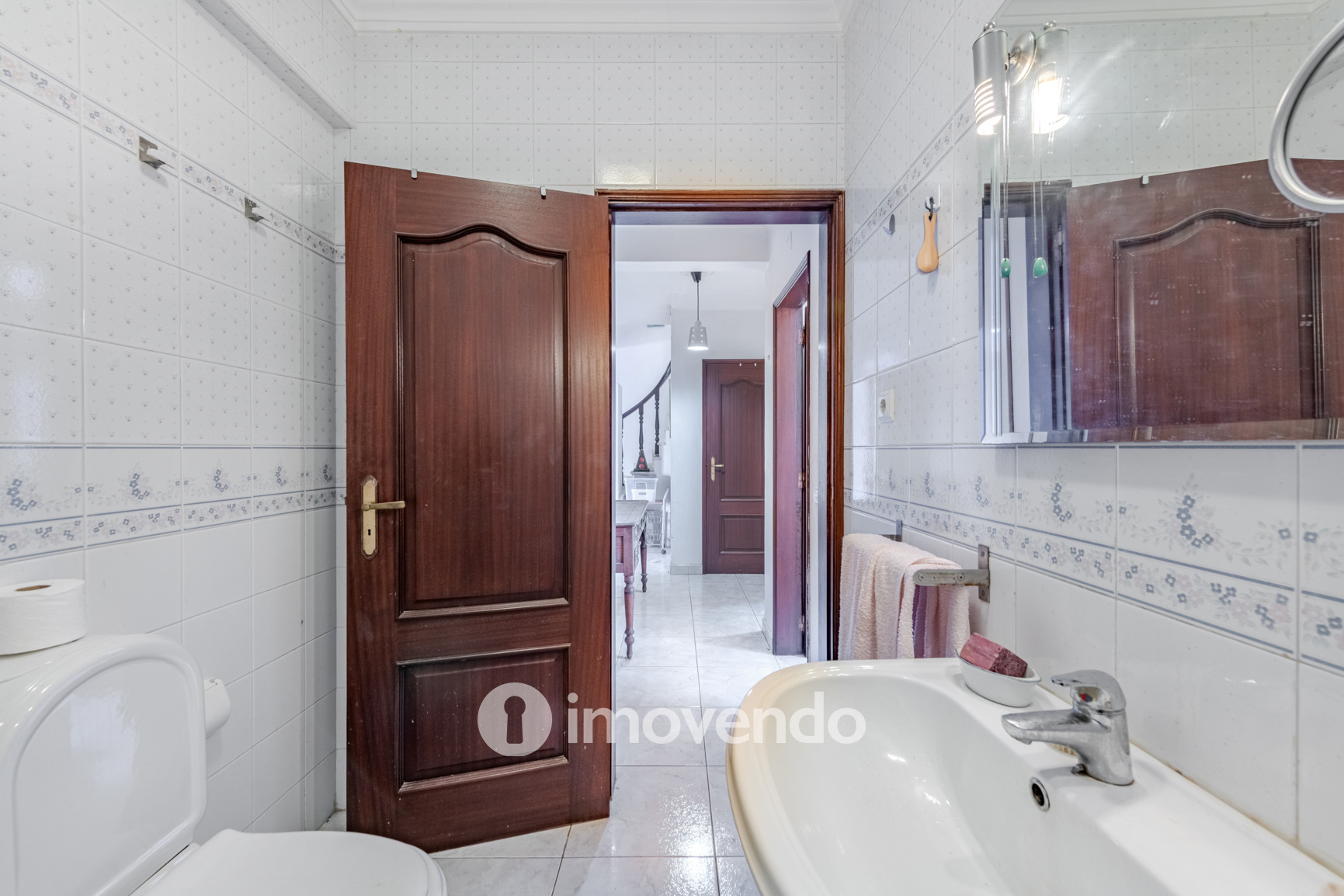 Moradia T4, com áreas amplas e jardim, em Faro