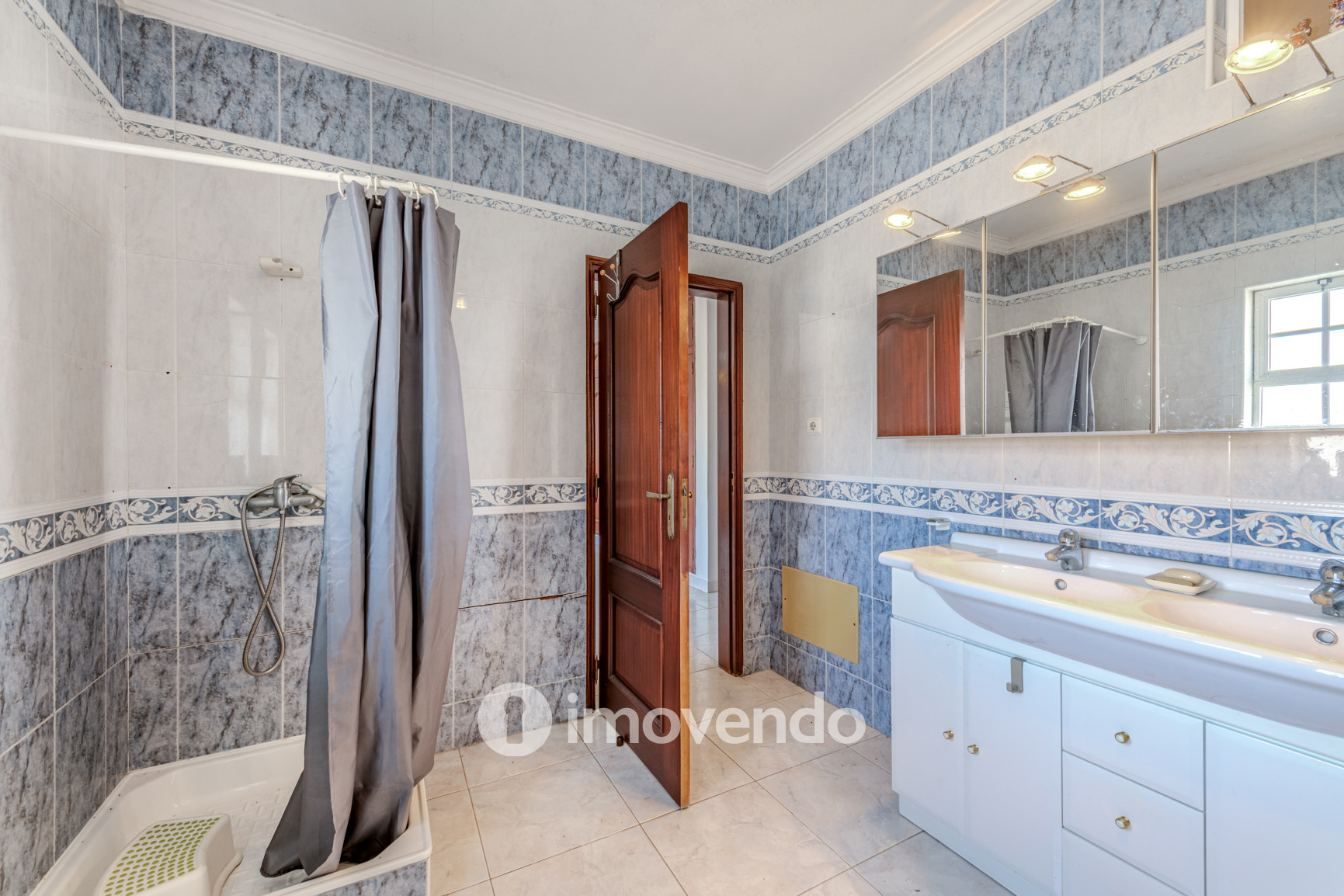 Moradia T4, com áreas amplas e jardim, em Faro