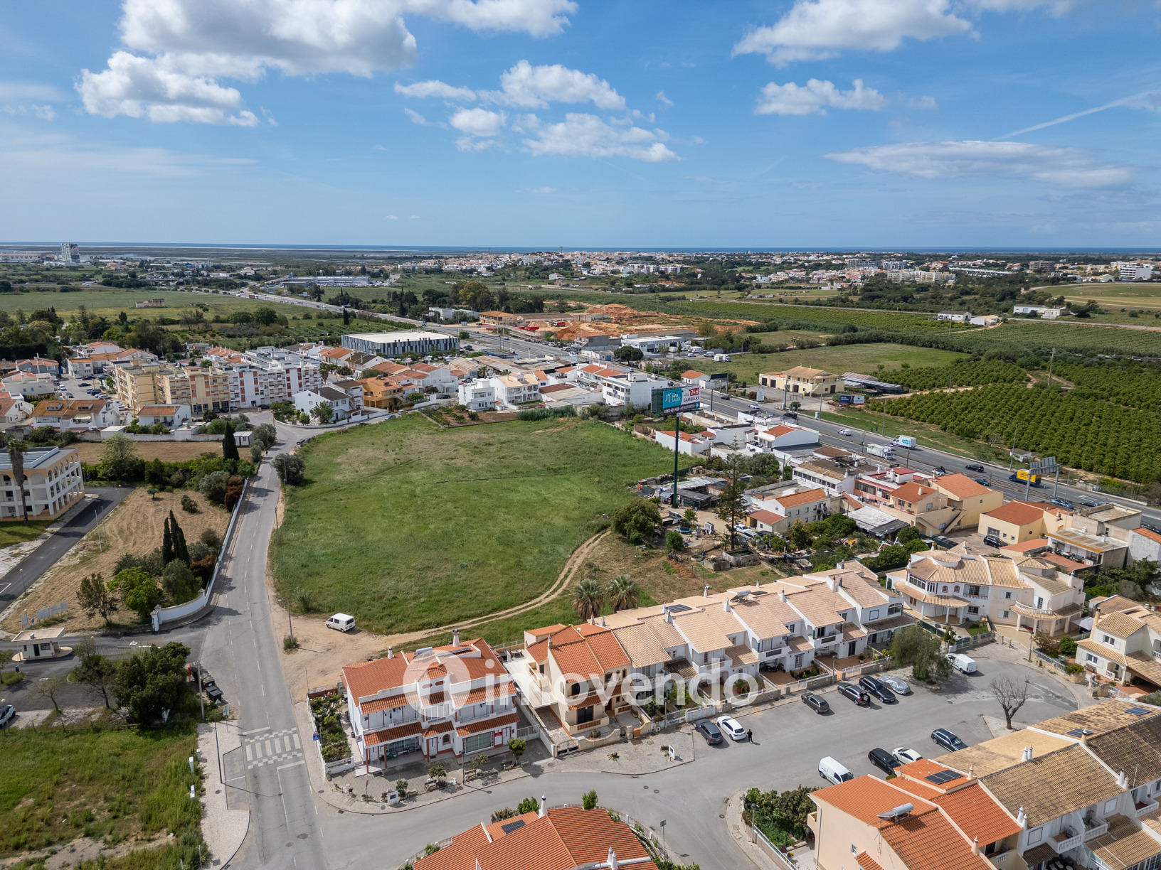 Moradia T4, com áreas amplas e jardim, em Faro