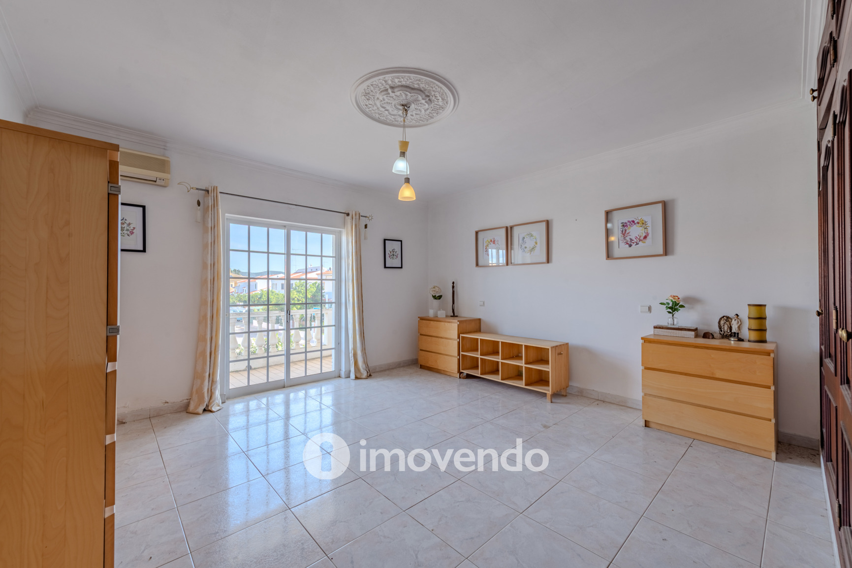Moradia T4, com áreas amplas e jardim, em Faro