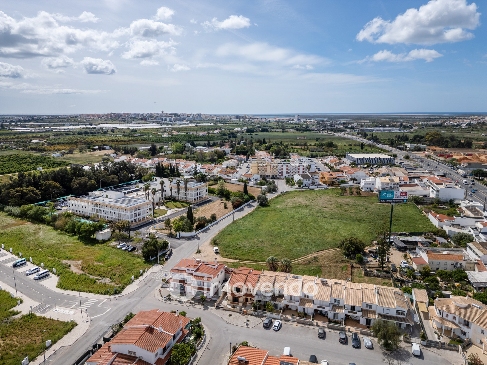Moradia T4, com áreas amplas e jardim, em Faro