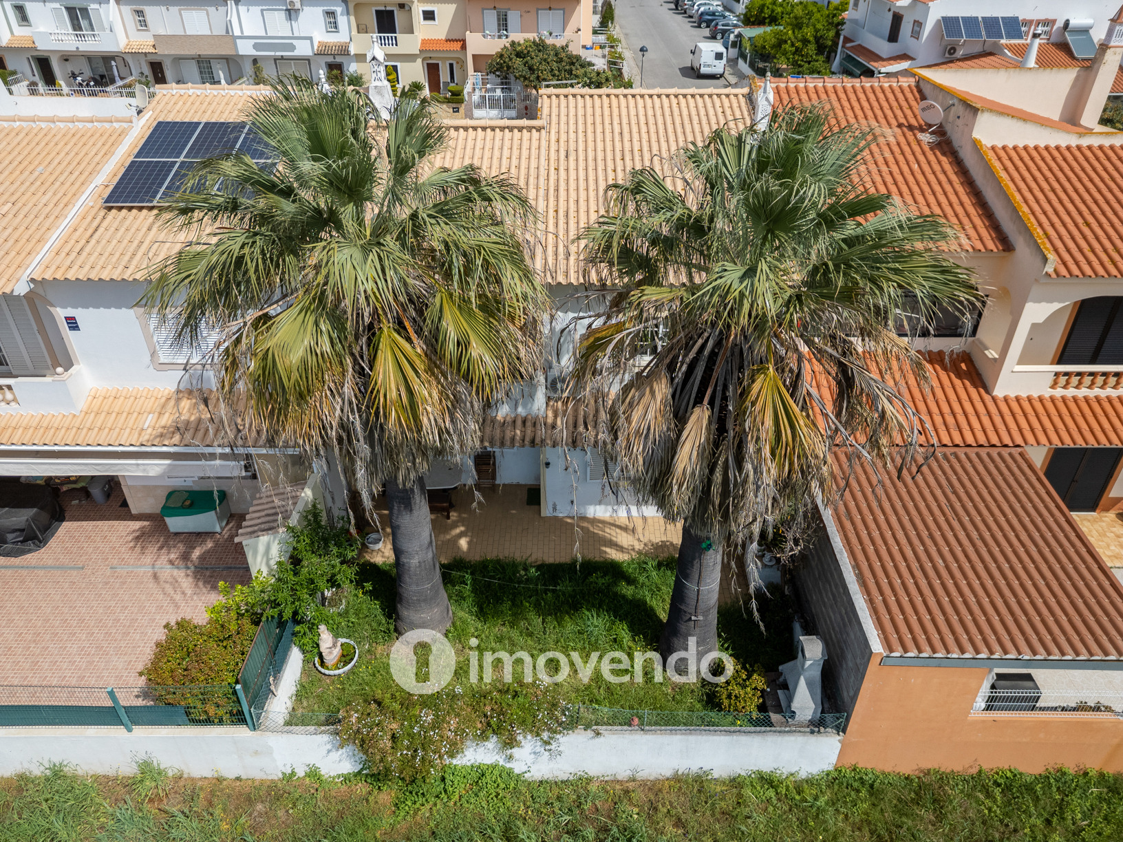 Moradia T4, com áreas amplas e jardim, em Faro