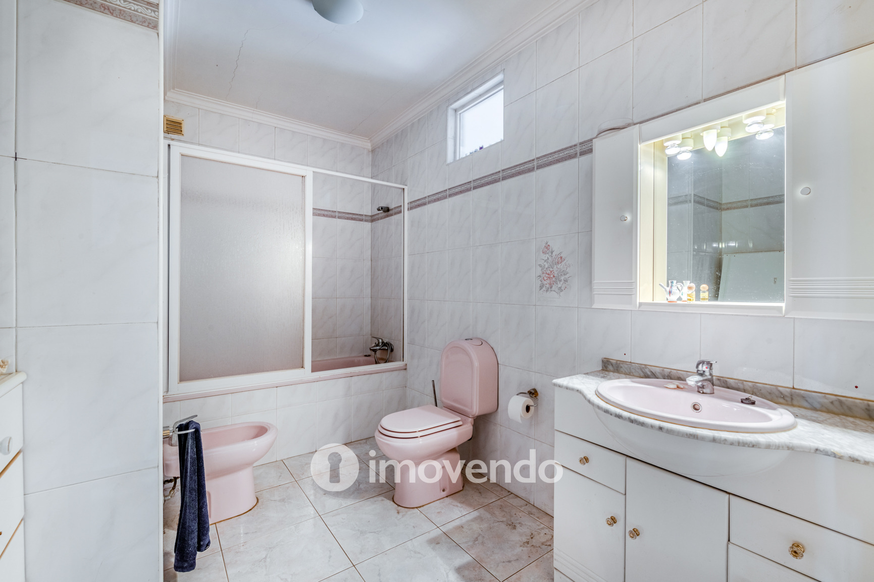 Moradia T4, com áreas amplas e jardim, em Faro