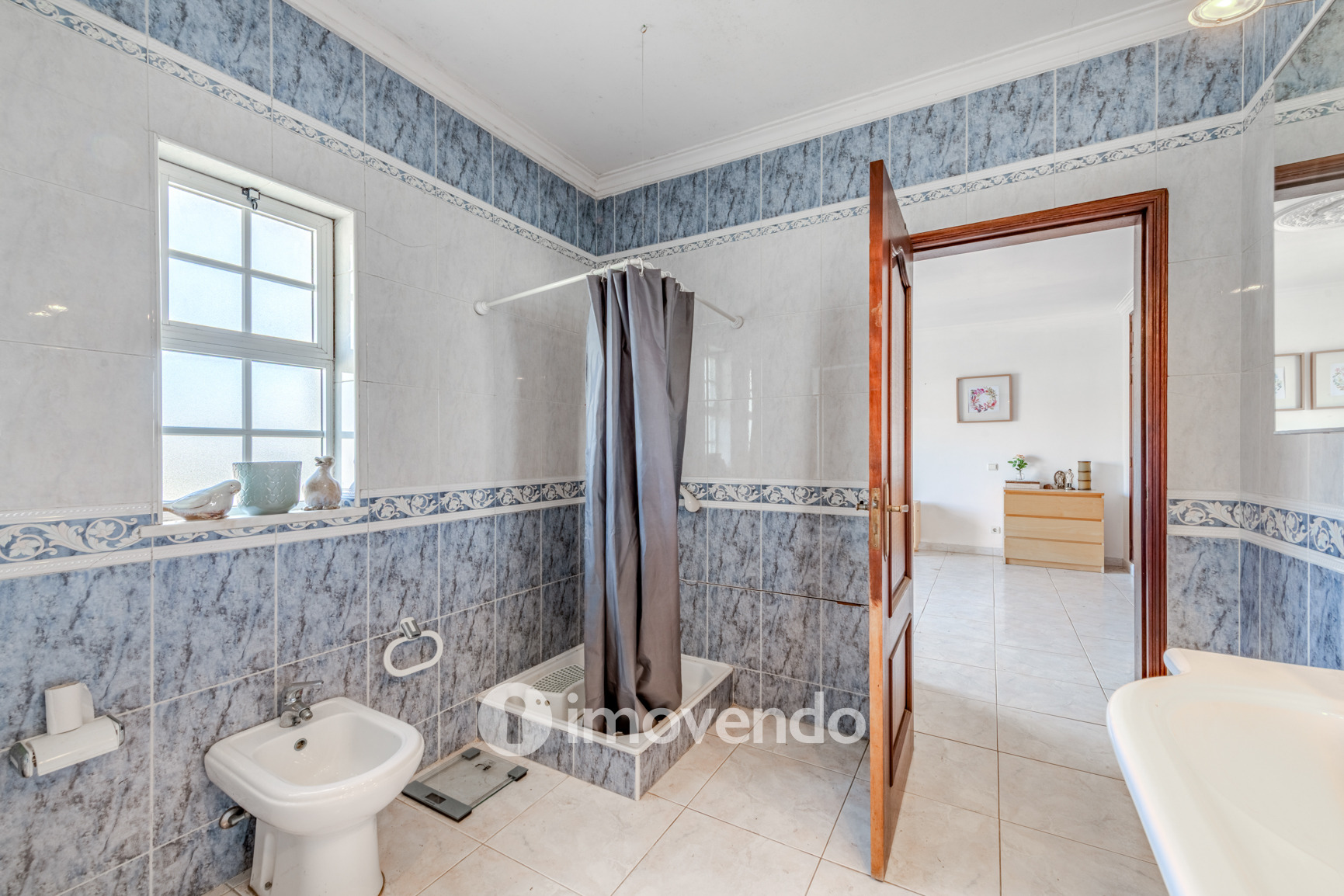 Moradia T4, com áreas amplas e jardim, em Faro