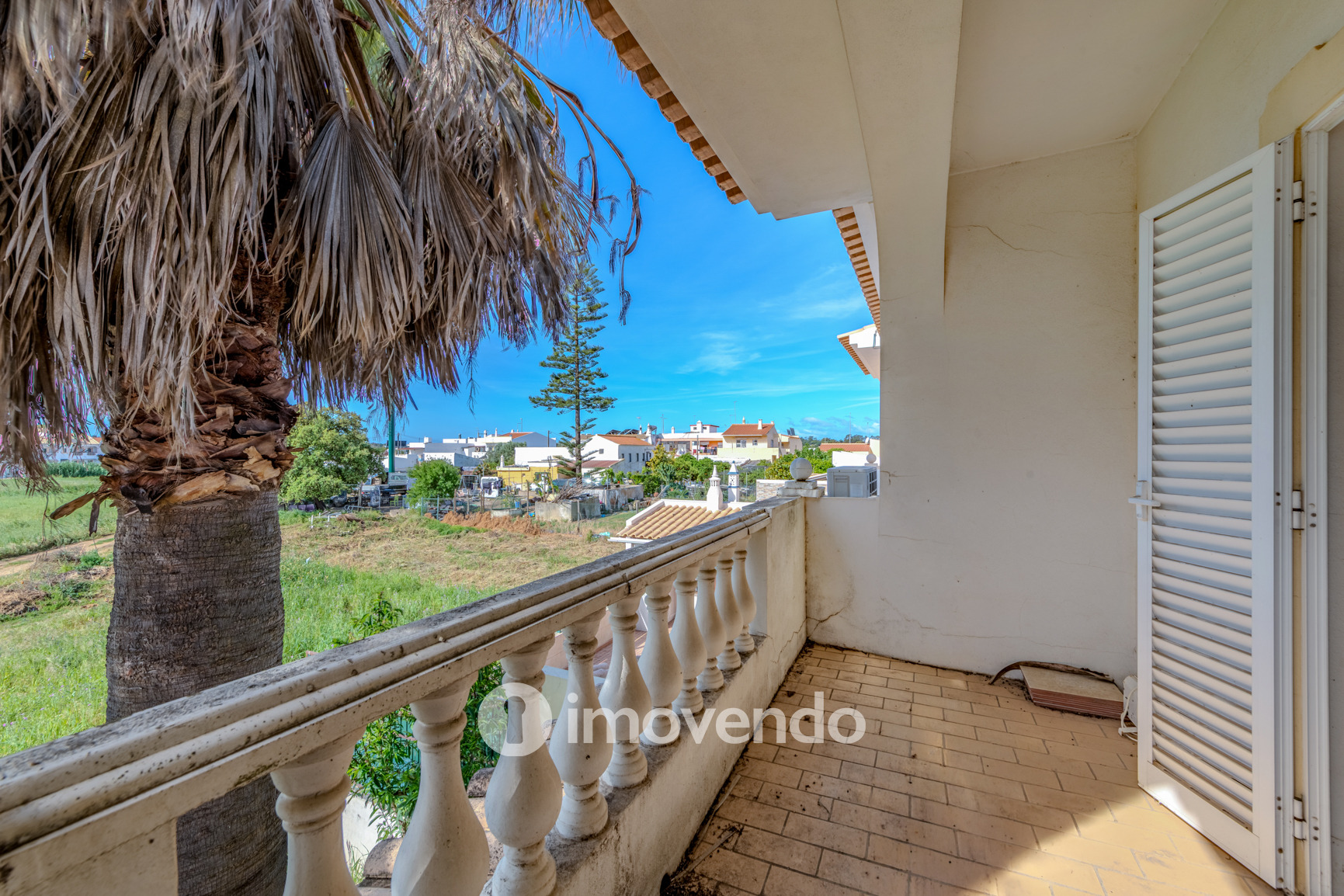 Moradia T4, com áreas amplas e jardim, em Faro