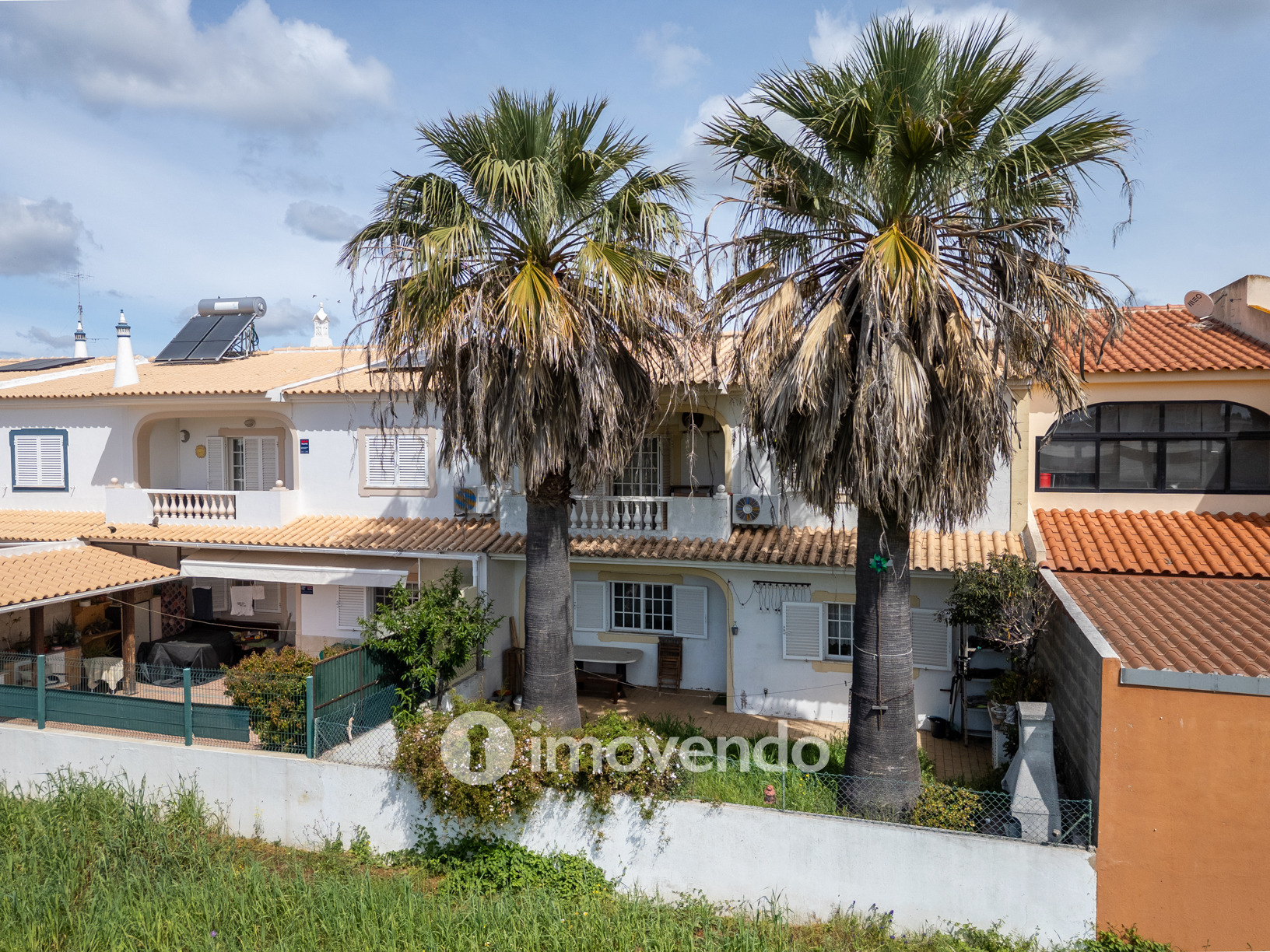 Moradia T4, com áreas amplas e jardim, em Faro